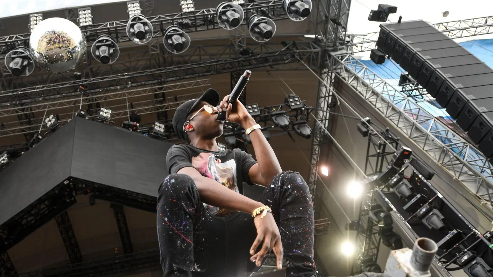 Der Rapper MHD heißt mit bürgerlichem Namen Mohamed Sylla und gilt als Pionier des Afro-Trap. (Bild: Felix Kästle/dpa)
