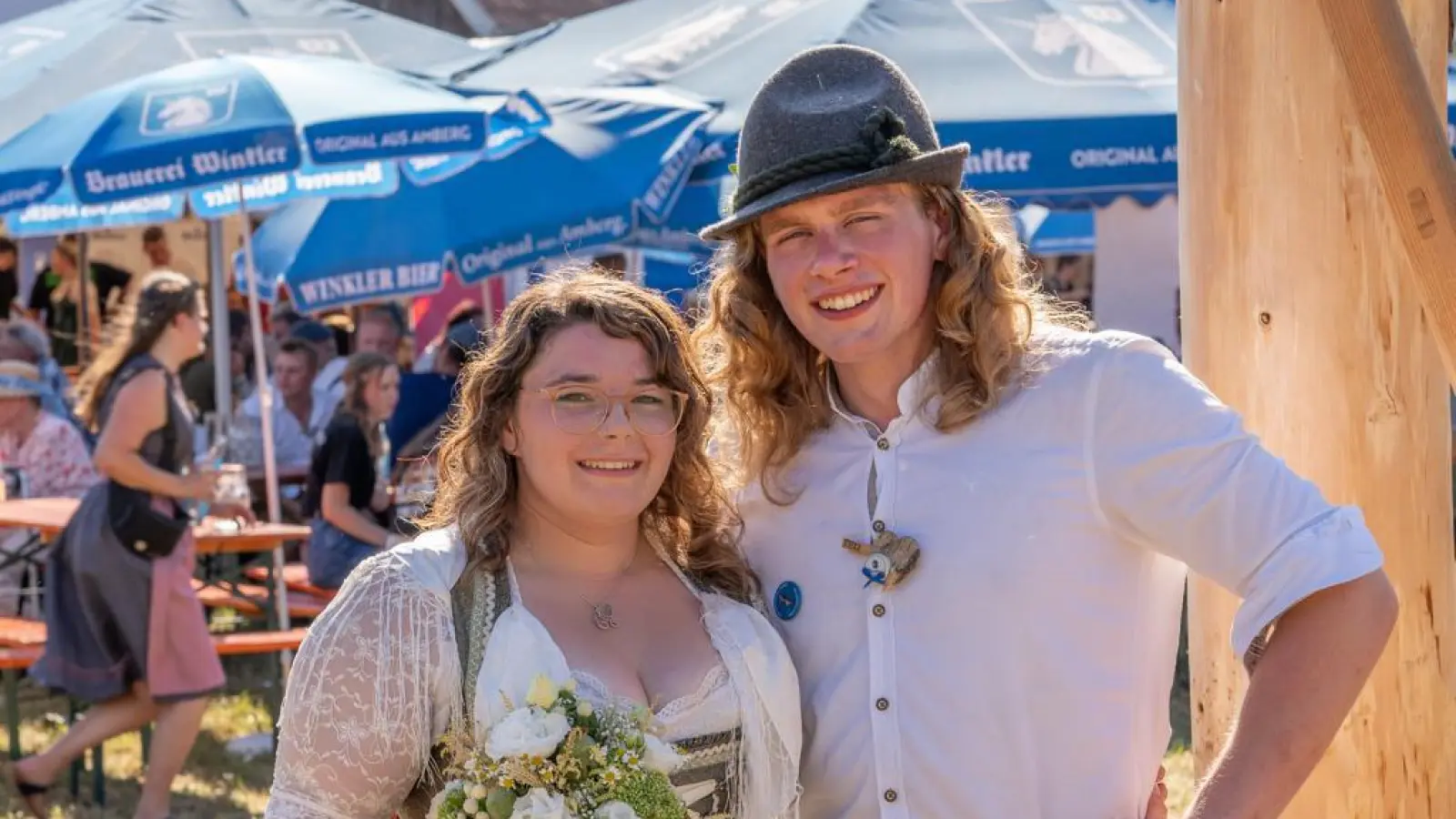 Julia Weiß und Elias Eichenseer sind das neue Unterammerthaler Oberkirwapaar. (Bild: Moritz Koberstein/exb)