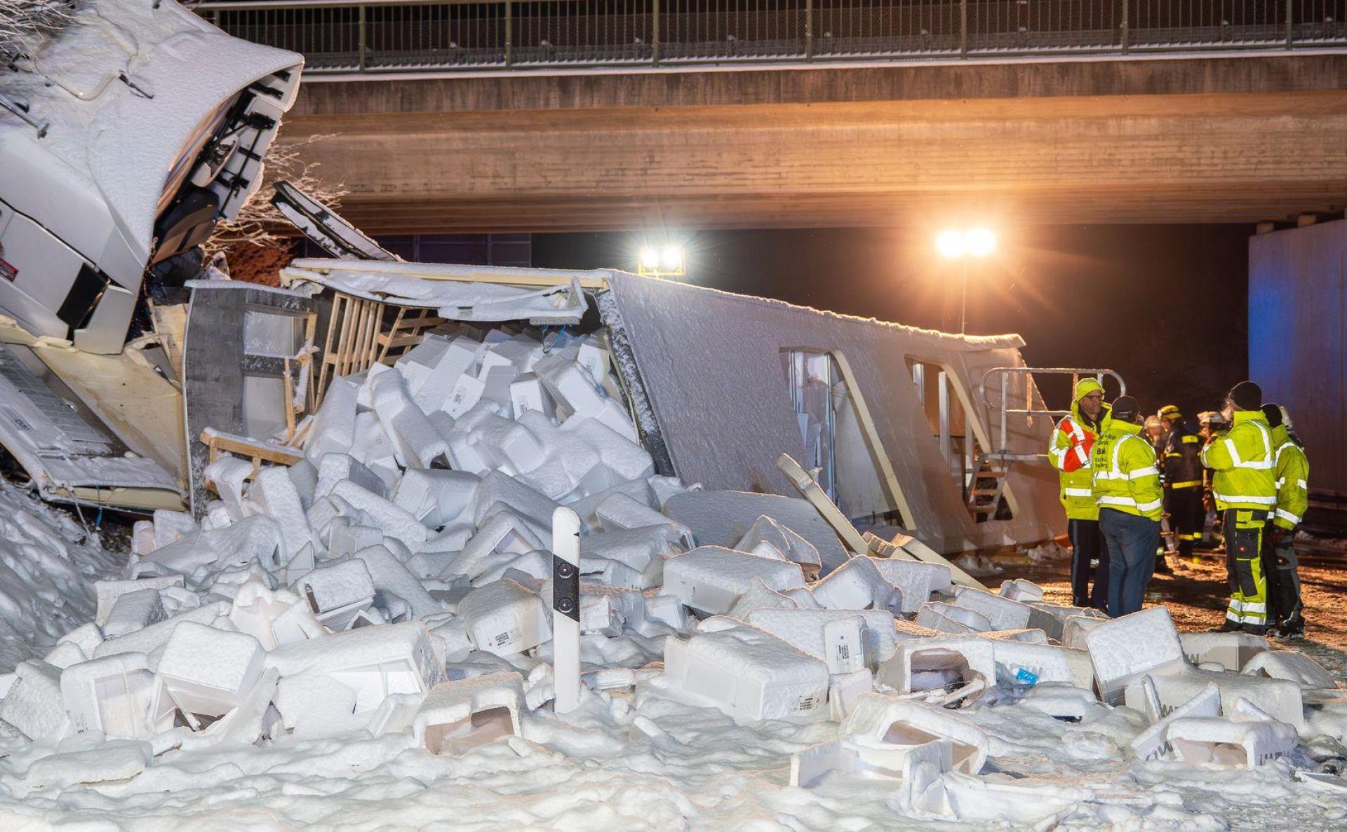 Auf der A 93 ist ein mit Fisch beladener Lkw von der Fahrbahn abgekommen. (Bild: Lars Haubner/News5/dpa)