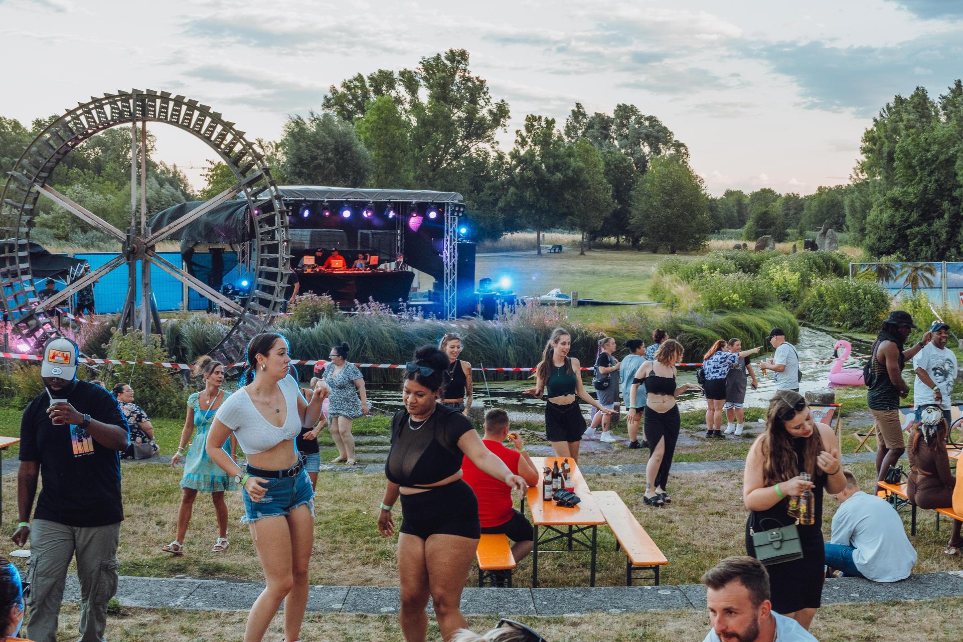 Shisha, Drinks und guter Hip-Hop. So war&#39;s am Hip-Hop BBQ in Amberg.  (Bild: Denise Helmschrott)