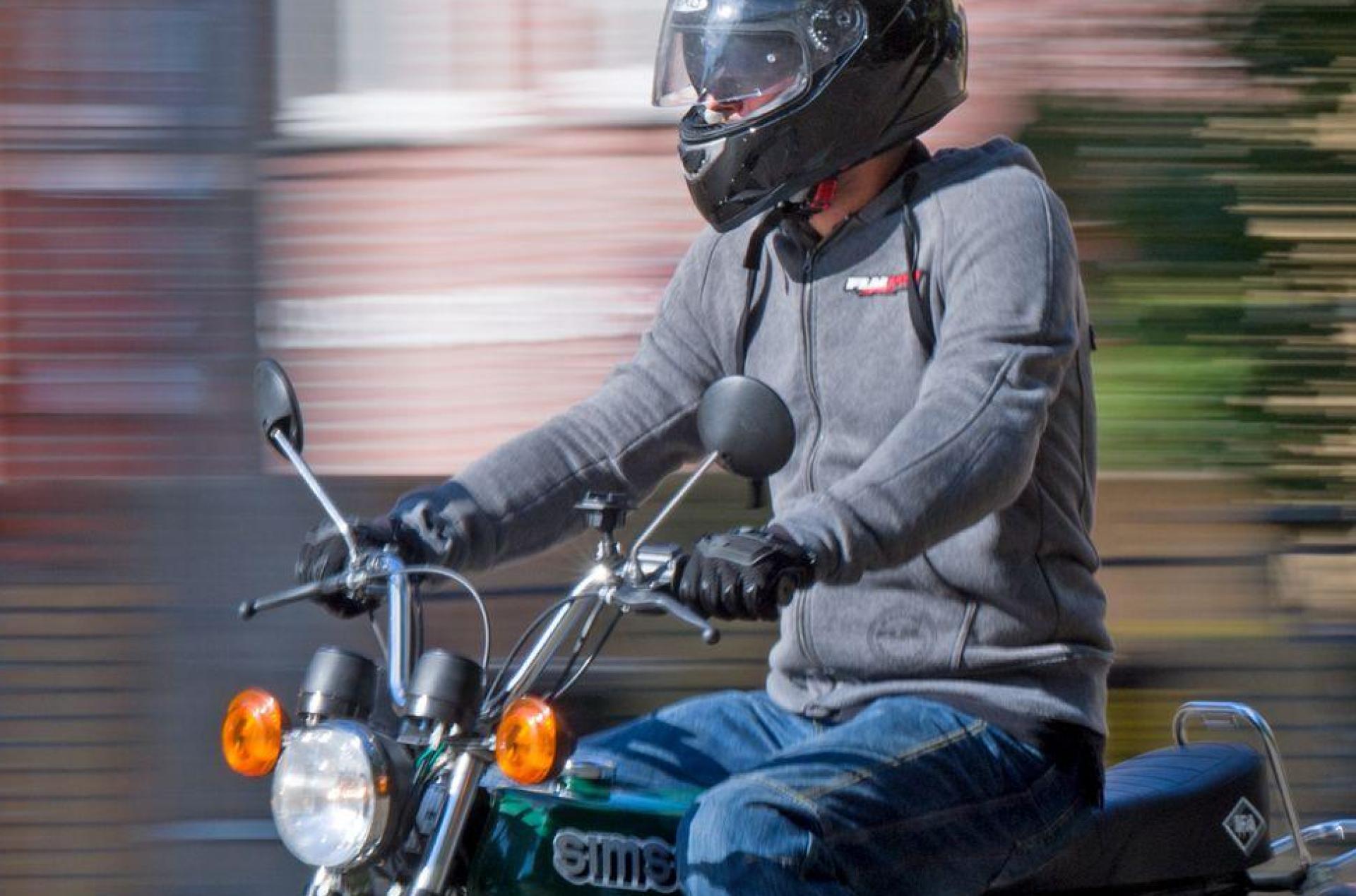 Alle vier Mopedfahrer wurden verletzt. (Symbolbild) (Bild: Hendrik Schmidt/dpa-Zentralbild/dpa)