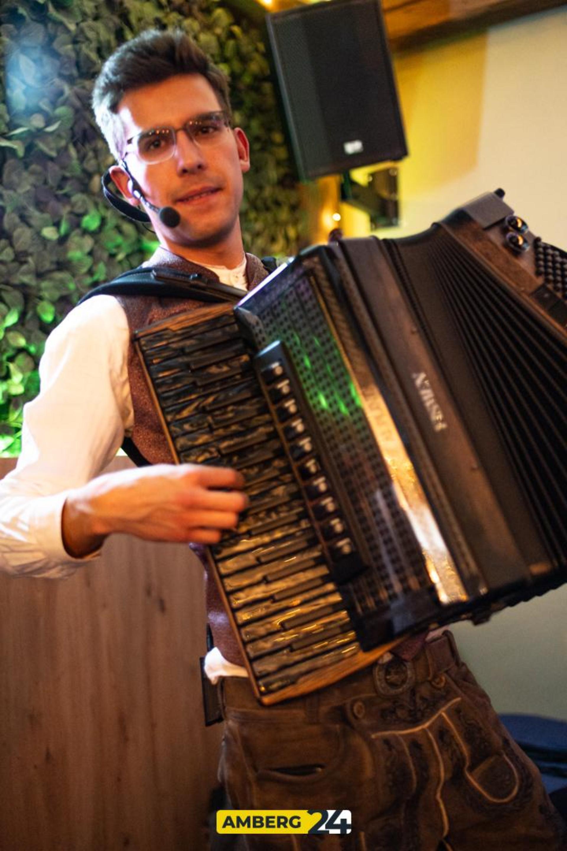 Bilder zum Weihnachts-Festbier Anstich im Herzog. (Bild: Julia Bär)