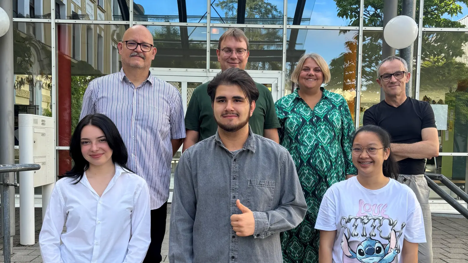 Hinten von links nach rechts: Mattias Rudolph (9b), Achim Herbolzheimer (9a), Maria Treml-Paskowski (10b), Franz Hehenberger (M10). Vordere Reihe von links nach rechts: Lina-Marie Petricigk (9b), Marcel Lukas (9a) und Lalitphat Molnár (10b) (Bild: A. Kramer/exb)