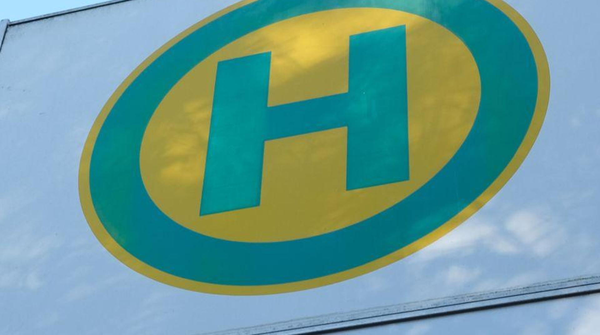 Das Hinweisschild für eine Bushaltestelle hängt an der Haltestelle für einen Linienbus.  (Symbolbild: Bernd Weißbrod/dpa)