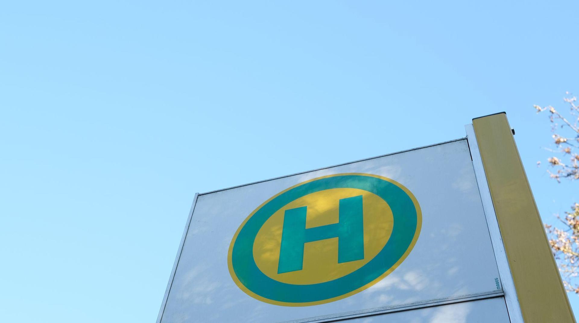 Bauarbeiten an der Kreisstraße zwischen Zant und Hausen sorgen für Änderungen im Fahrplan zweier Buslinien im Raum Amberg-Sulzbach. (Symbolbild: Bernd Weißbrod/dpa)