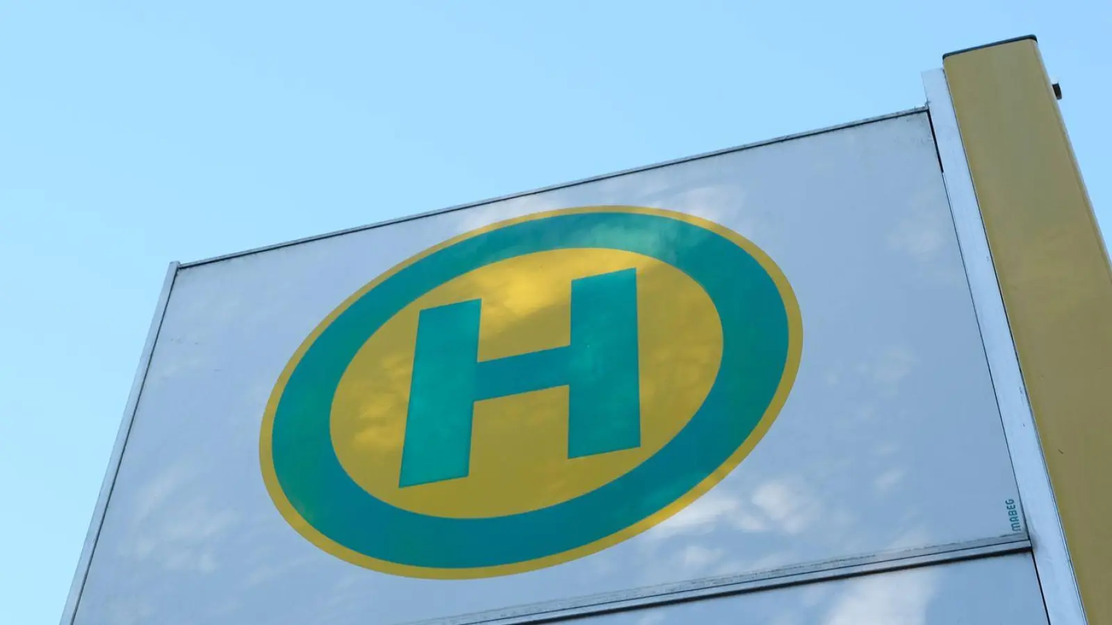 In Mimbach werden zwei Bushaltestellen vorübergehend verlegt. (Symbolbild: Bernd Weißbrod/dpa)