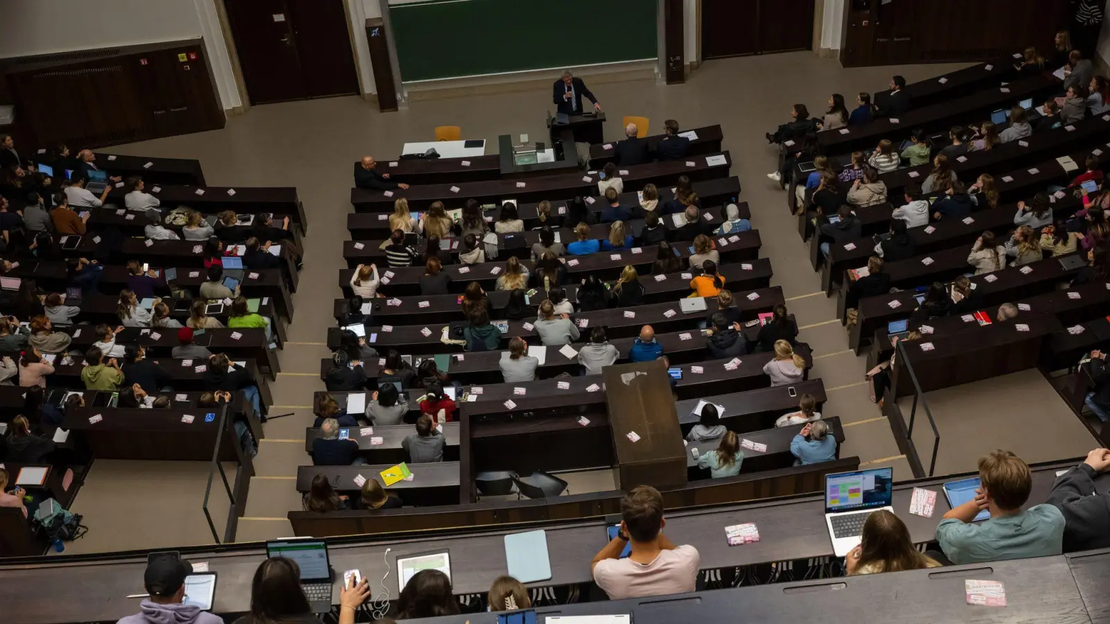 An Bayerns Hochschulen geht das Wintersemester los. (Archivbild: Peter Kneffel/dpa)