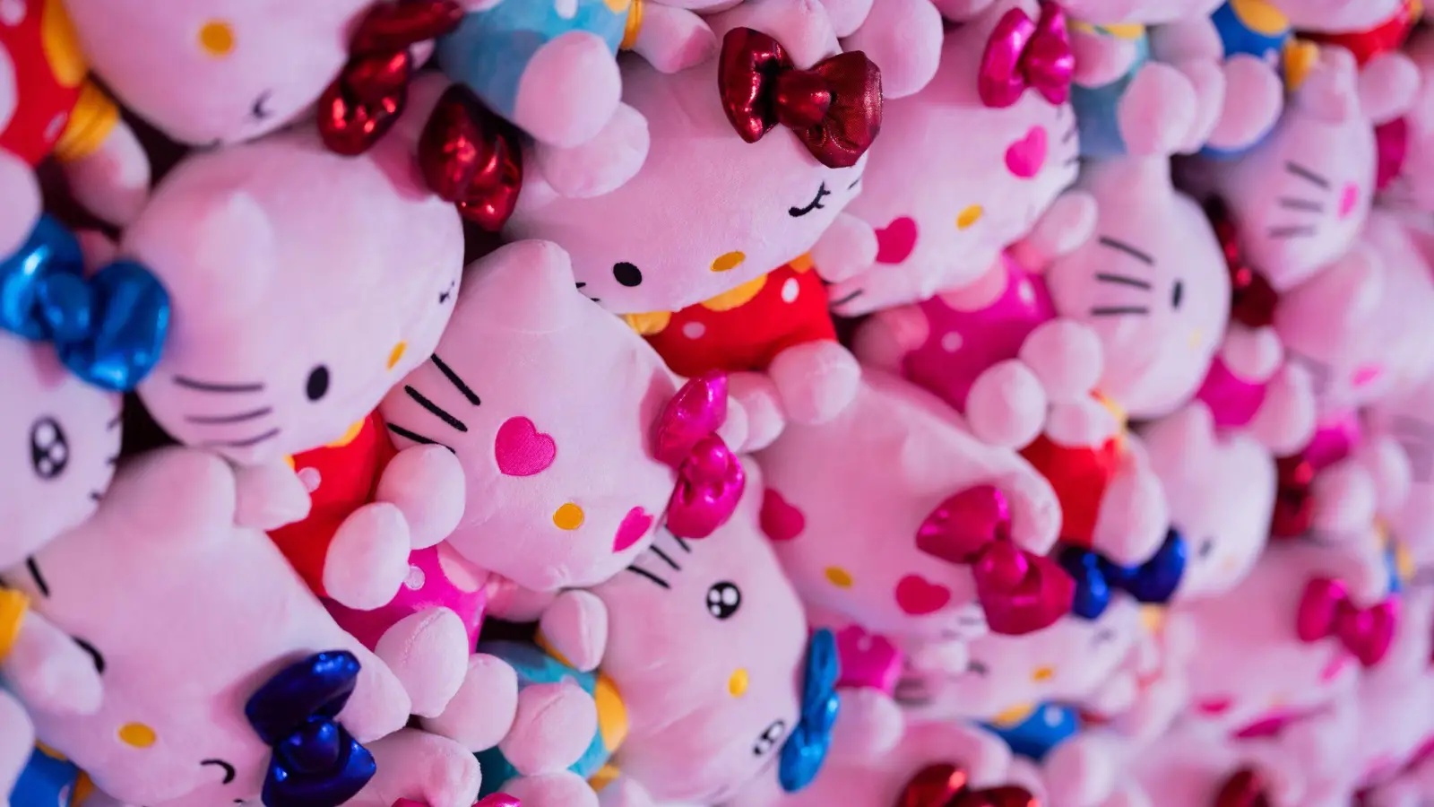 Hello Kitty sieht aus wie eine Katze, ihr Design ist aber so anpassungsfähig wie ein Chamäleon.  (Bild: Rolf Vennenbernd/dpa)