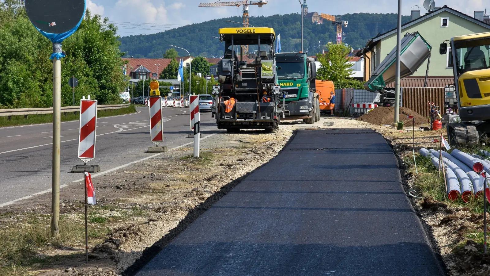 Ein Teil des Geh- und Radwegs an der Vilstalstraße in Kümmersbruck wurde jetzt neu asphaltiert, er kann ab Montag wieder benutzt werden. Hier wurde eine wichtige Wasserleitung erneuert.  (Bild: Stephan Huber)