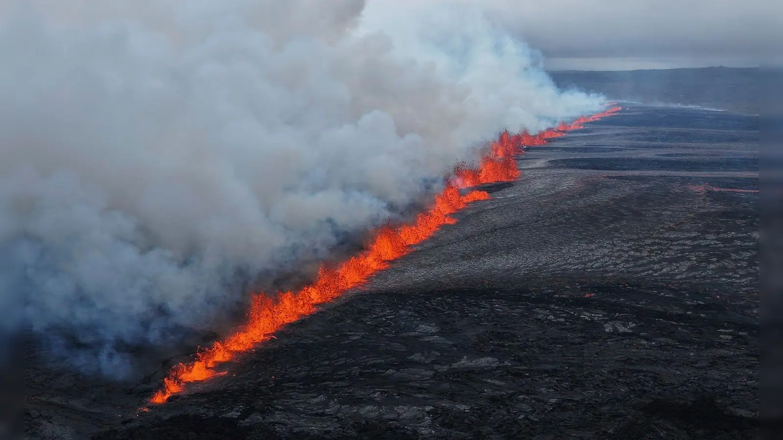Auf Island hat sich erneut die Erde aufgetan. (Bild: -/Department of Civil Protection and Emergency Management/dpa)