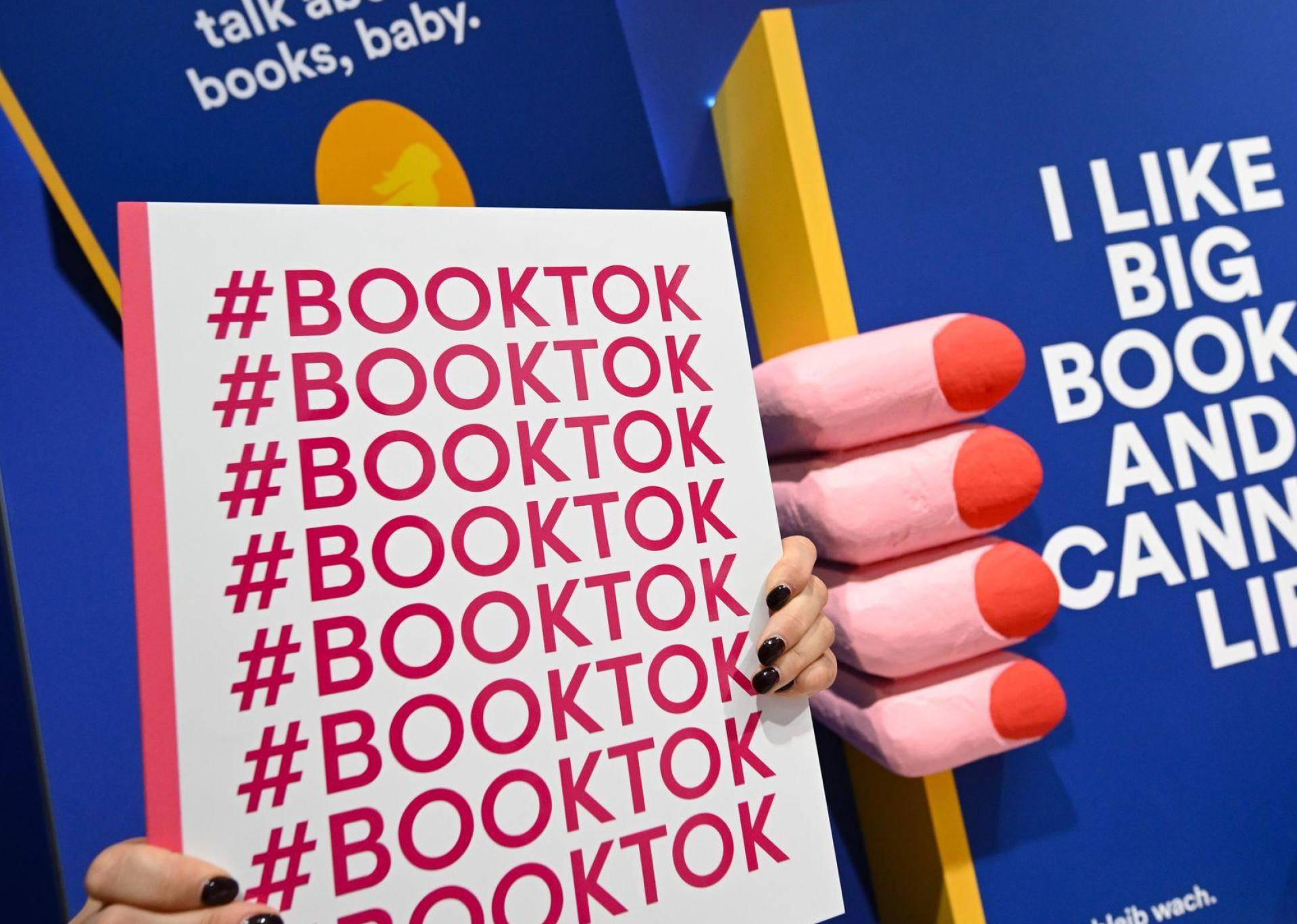 In der BookTok-Community tauschen sich vor allem junge Menschen über ihre Lieblingsbücher aus. (Archivbild: Arne Dedert/dpa)