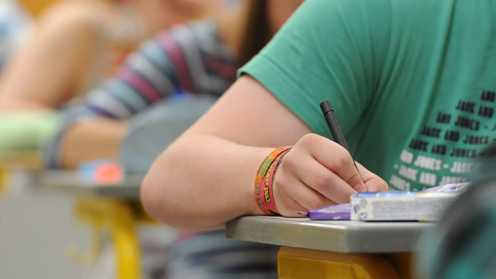 In der Volkshochschule Sulzbach-Rosenberg wurde ein Täuschungsversuch bei einem Deutschtest aufgedeckt. (Symbolbild: Armin Weigel/dpa)