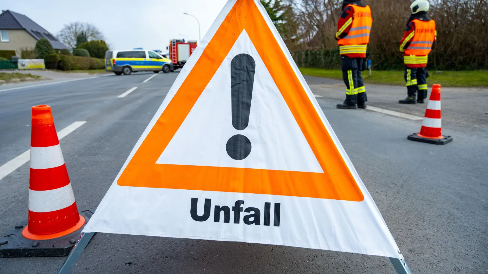 In Kastl hat es heftig gekracht. Einen 25-Jährigen hat es mit seinem VW sogar überschlagen. (Bild: Stefan Sauer)