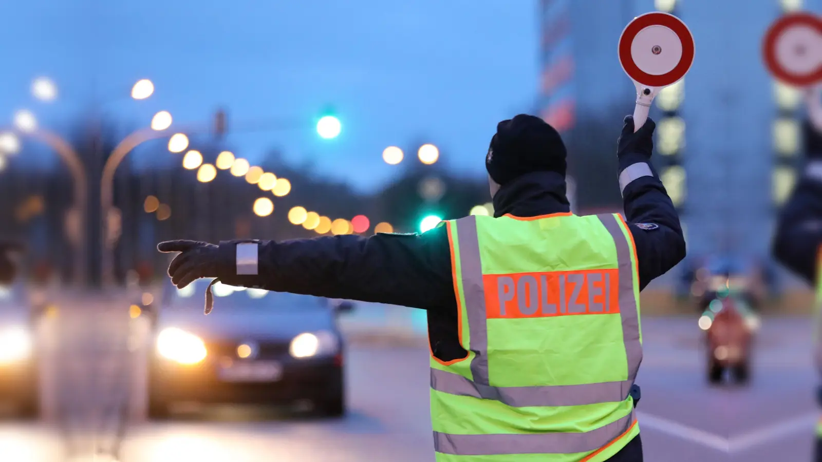 Einen mit zwei jungen Männern besetzten BMW schauten sich Verkehrspolzisten an der Autobahn-Raststätte Oberpfälzer Alb näher an. (Symbolbild: Bernd Wüstneck/dpa)