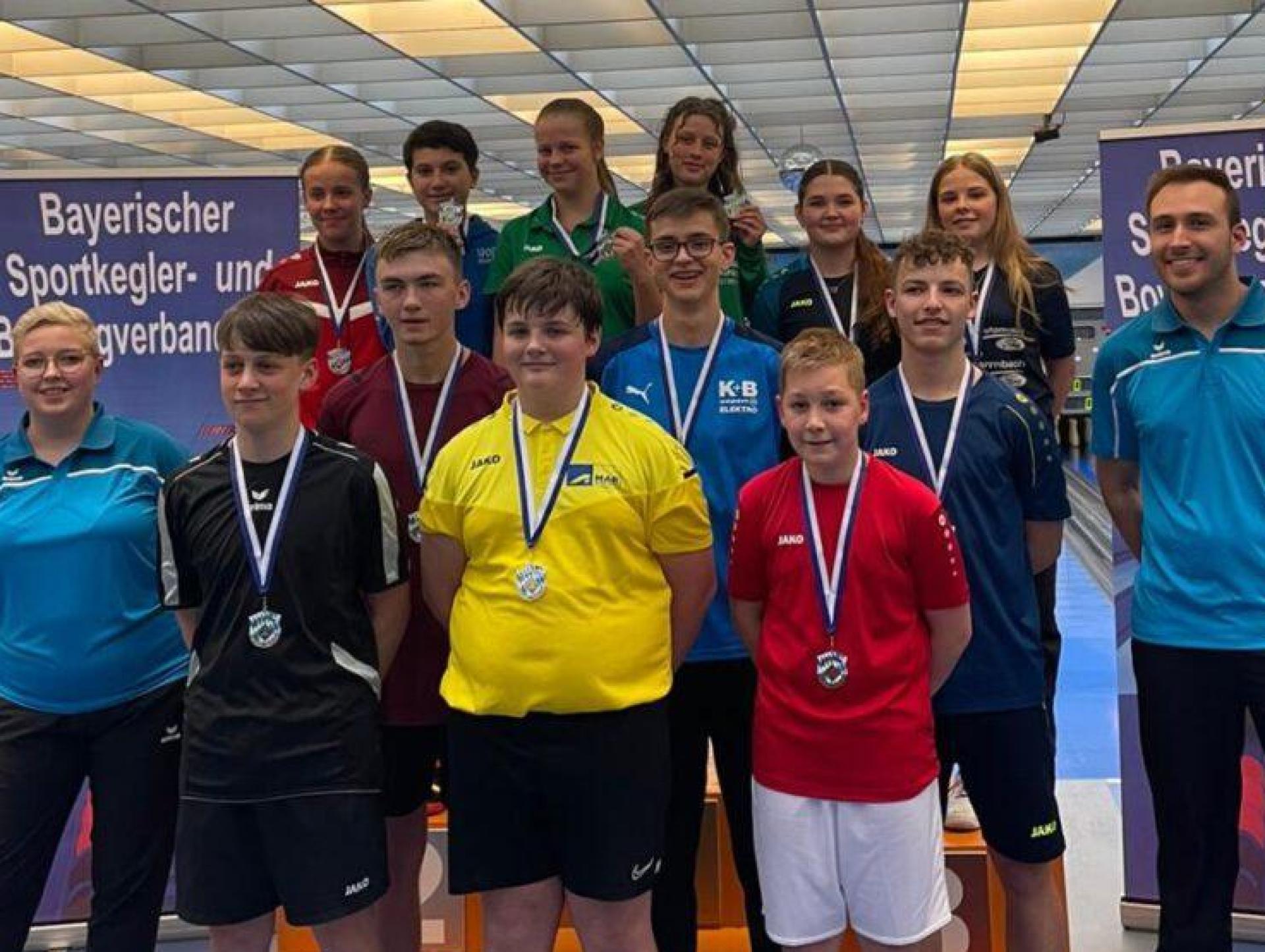 Strahlende Gesichter nach der Siegerehrung der einzelnen Alterklassen. Mit Leon Plößel (vorne Mitte) und Luca Diermeier (Reihe zwei, Mitte) gingen zwei Titel in die Oberpfalz.  (Bild: Uwe Rupprecht)