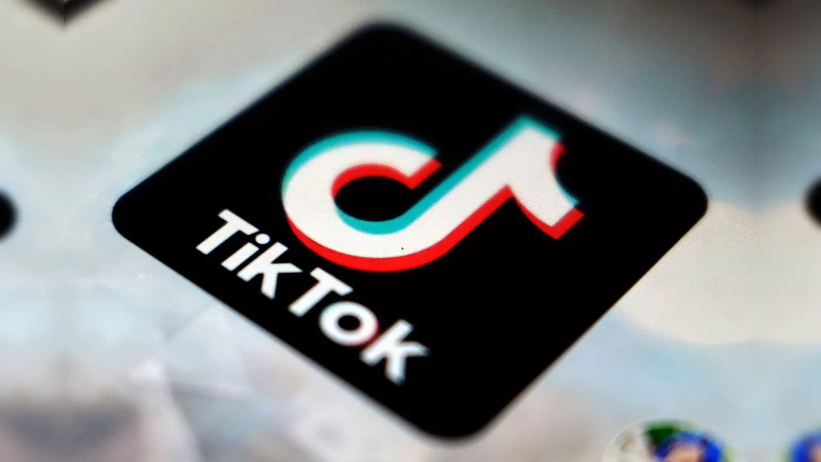 Eine gemeinnützige Verbraucherstiftung aus den Niederlanden hat beim Kammergericht Berlin eine Schadenersatzklage gegen die Videoplattform Tiktok eingereicht.  (Bild: Kiichiro Sato/AP/dpa)