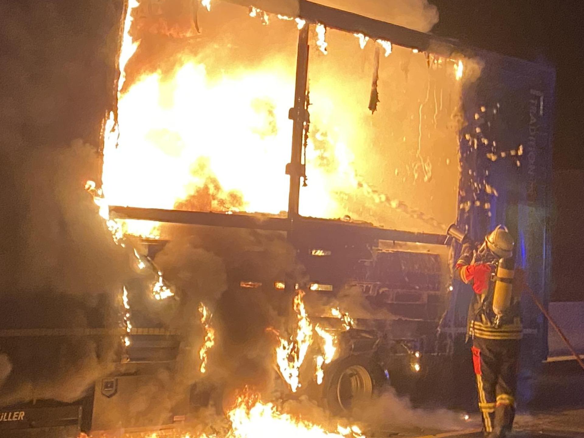 Auf der Bundesstraße 85 bei Roding stand Sonntagnacht ein Lkw-Anhänger in Vollbrand. (Bild: Kreisbrandinspektion Cham)