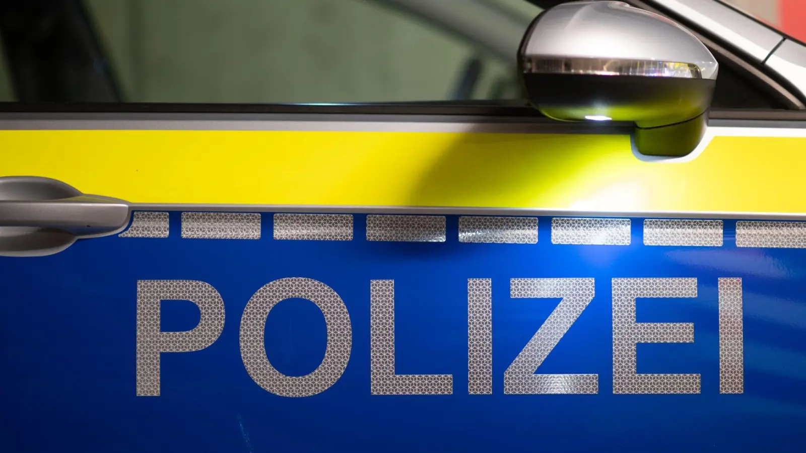 In Amberg ist ein Fahrer mit seinem Auto gegen einen Metallzaun gefahren.  (Bild: Robert Michael/dpa/Symbolbild)