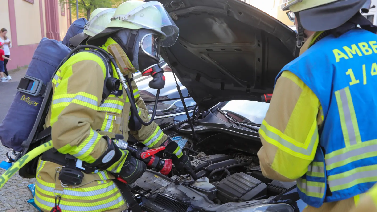 Das Löschen war bei dem Schwelbrand nicht das Problem, sondern die Frage, wie die Feuerwehr unter die Motorhaube des qualmenden Autos kommt. (Bild: Wolfgang Steinbacher)