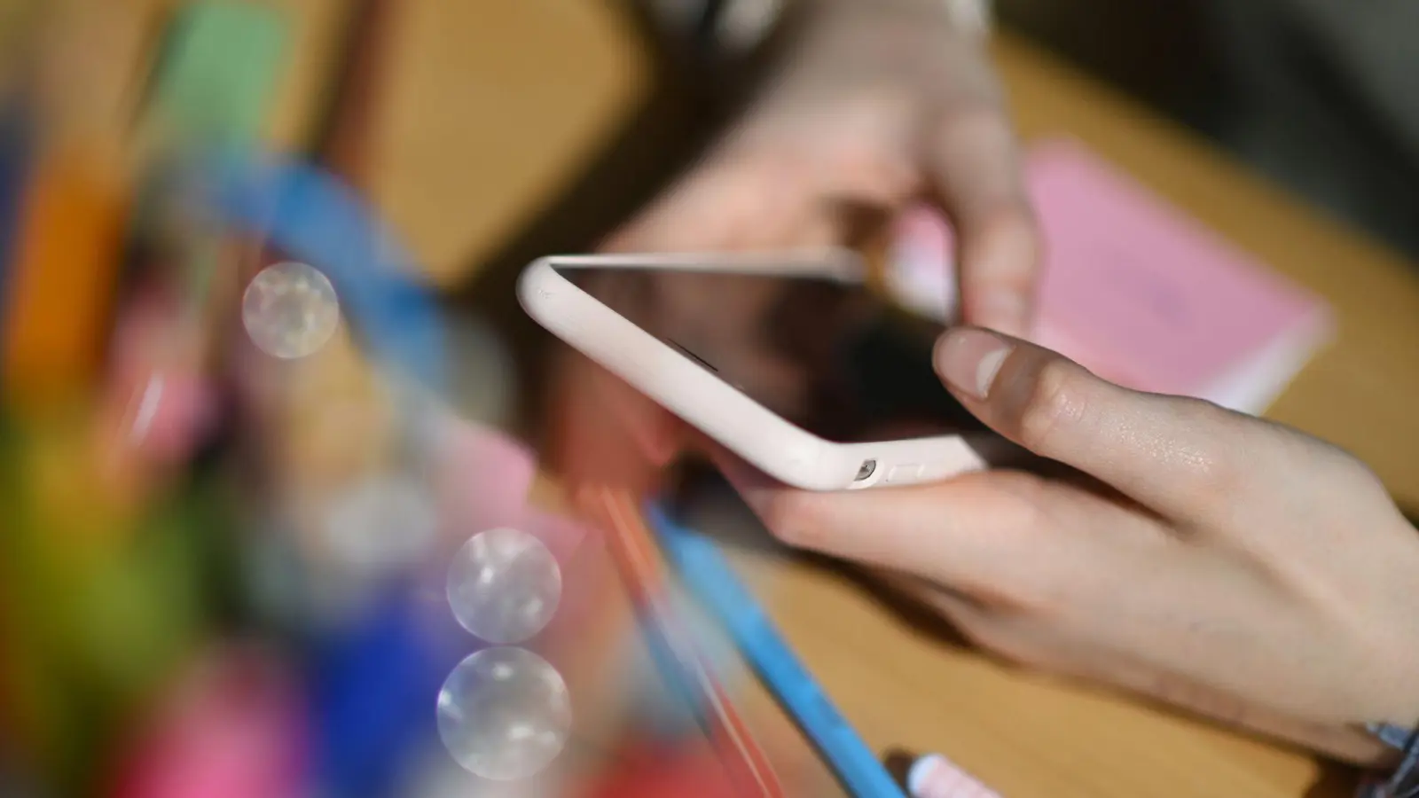 Jugendliche verbringen oft täglich mehrere Stunden mit dem Smartphone in der Hand. (Symbolbid) (Bild: Marijan Murat/dpa)