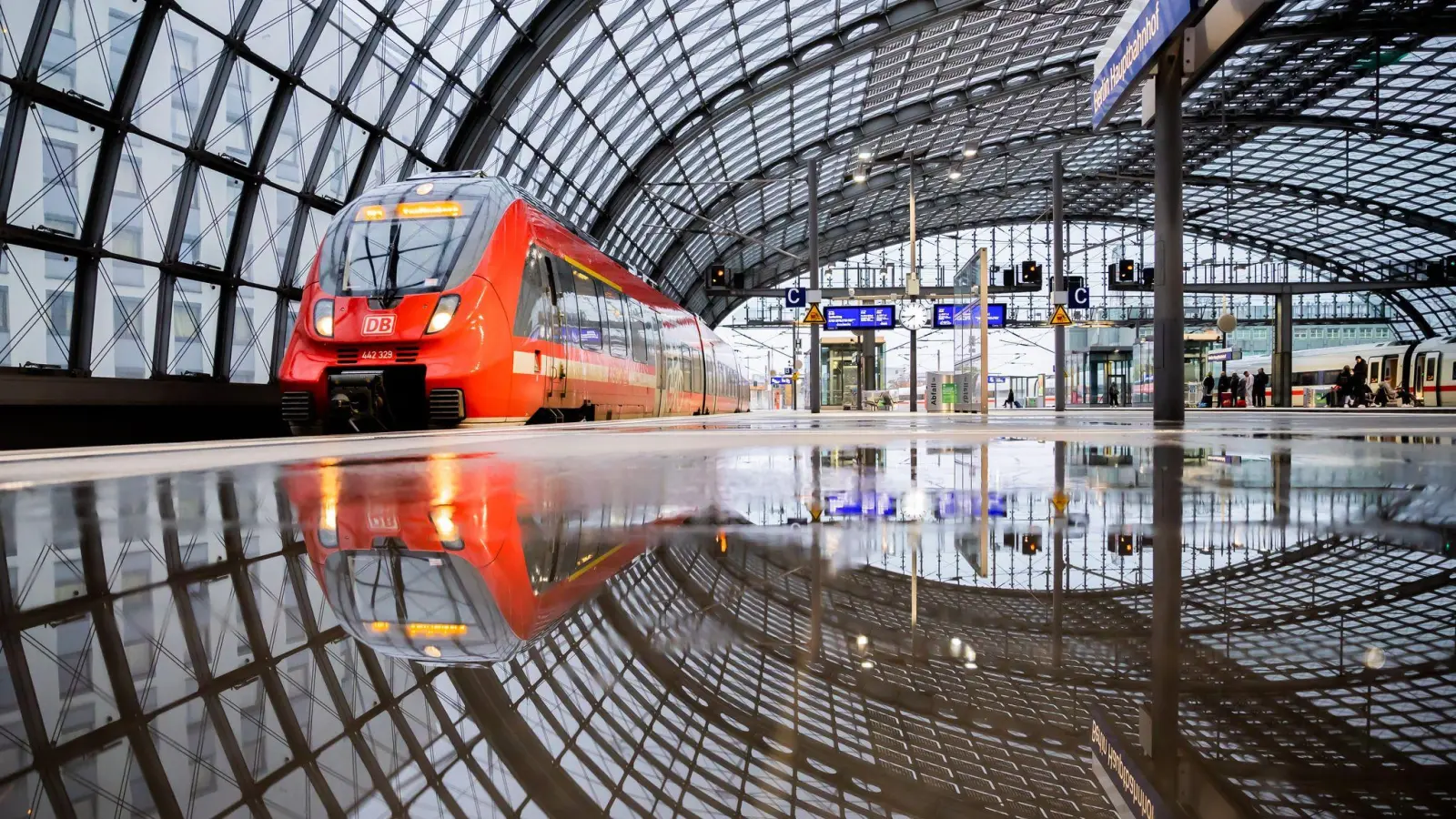 Für das Deutschlandticket steht eine Einigung für das kommende Jahr.  (Bild: Christoph Soeder/dpa)