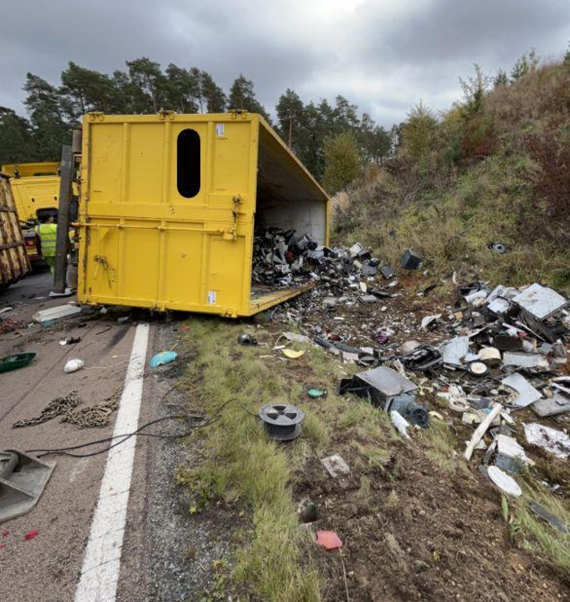 Ein Lkw kippte auf der B 85 bei Ebermannsdorf um, nachdem ein Container verrutschte. Die Ladung bestand aus sechs Tonnen Elektroschrott. (Bild: Polizei Amberg)