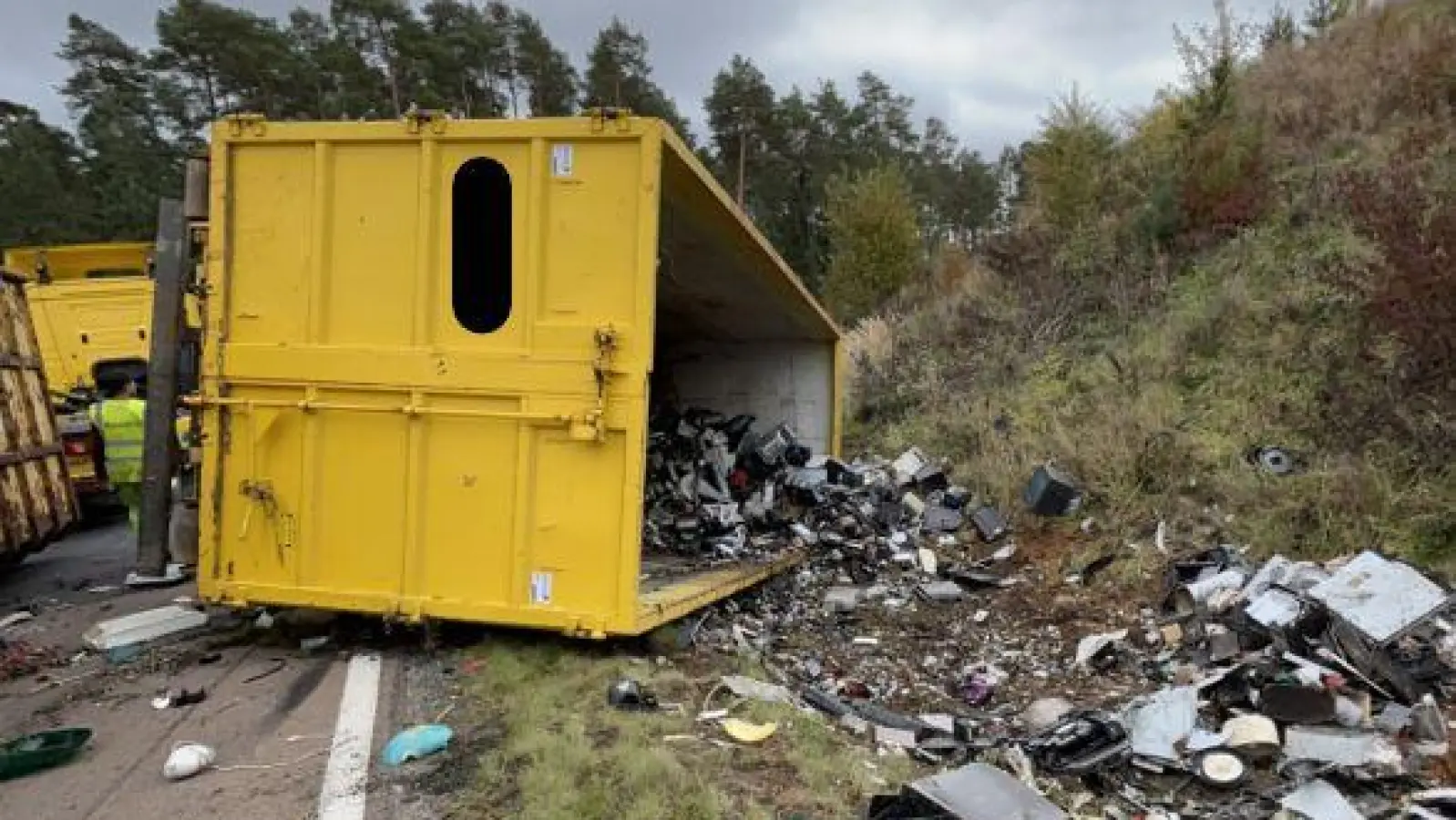 Ein Lkw kippte auf der B 85 bei Ebermannsdorf um, nachdem ein Container verrutschte. Die Ladung bestand aus sechs Tonnen Elektroschrott. (Bild: Polizei Amberg)