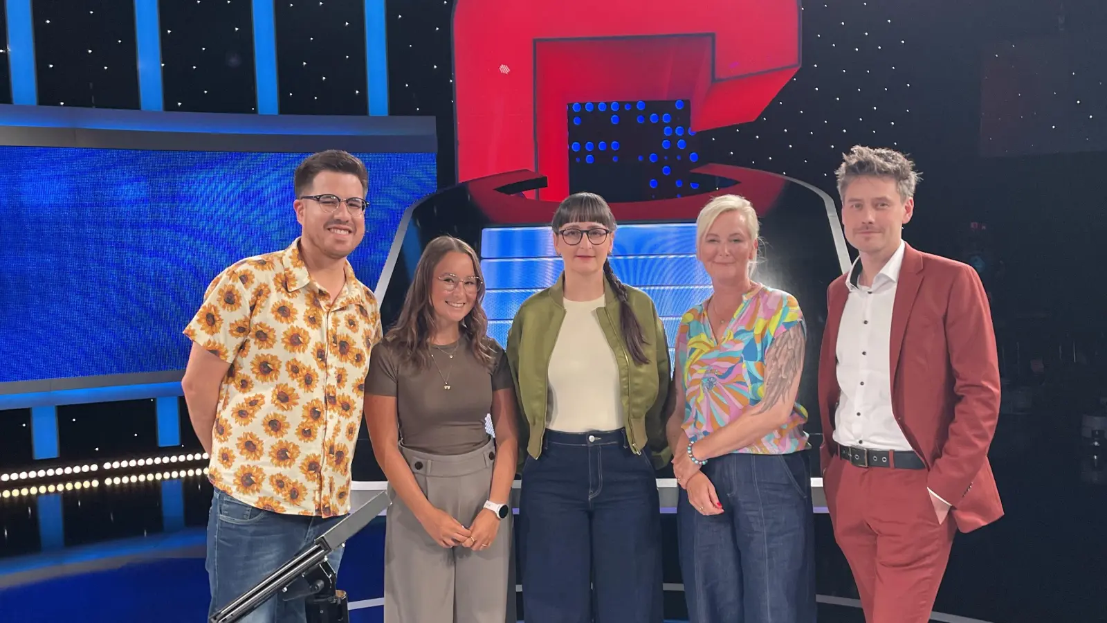 In der Sendung mussten sich Annika Mutzbauer und die anderen Kandidaten mit der Jägerin Annegret Schenkel messen.  (Bild: Archiv Annika Mutzbauer)