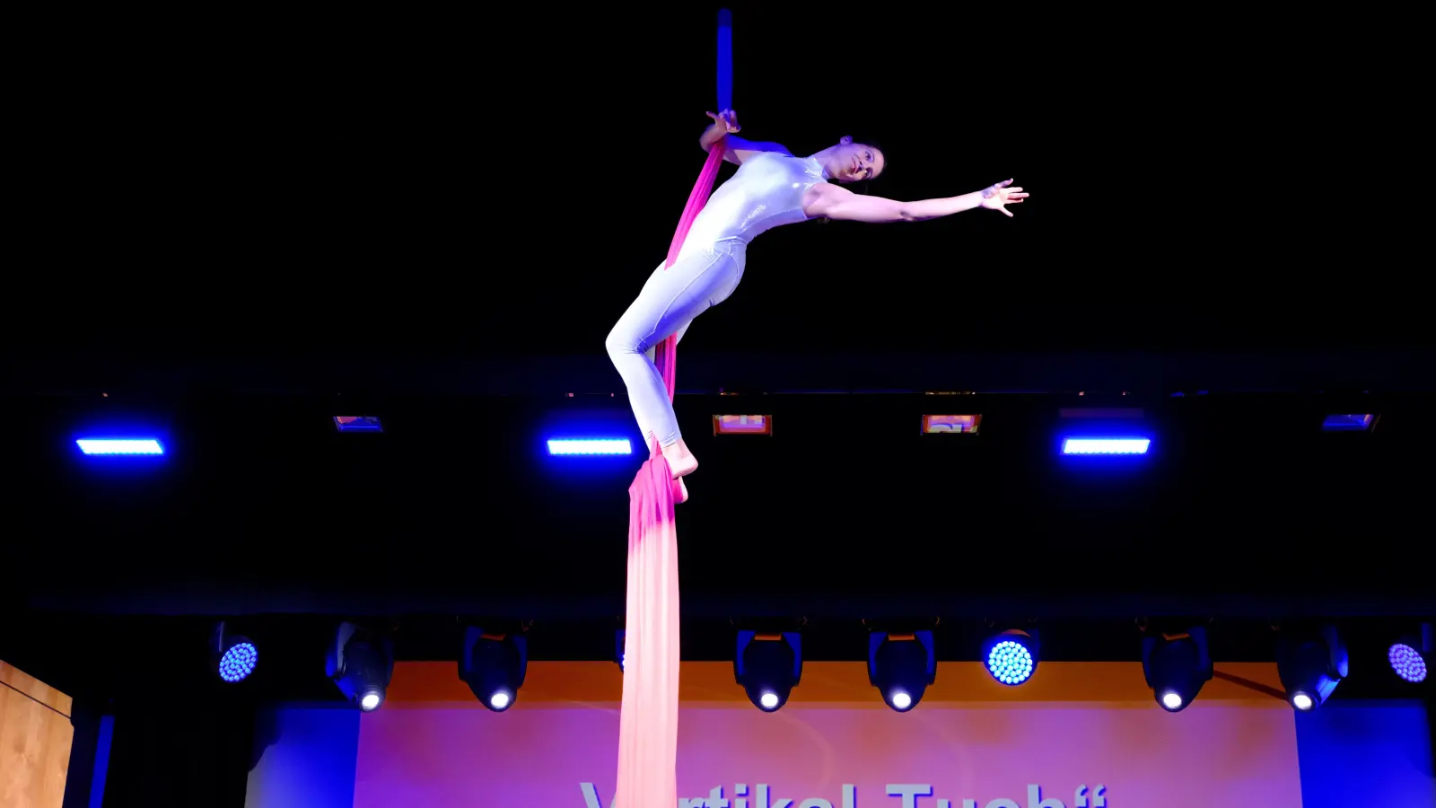 Melissa Wolf war bei der Ehrung der besten Amberger Schulsportler ein absoluter Blickfang. Sie bot eine beeindruckende Vertikal-Tuch-Show. (Bild: gsp)