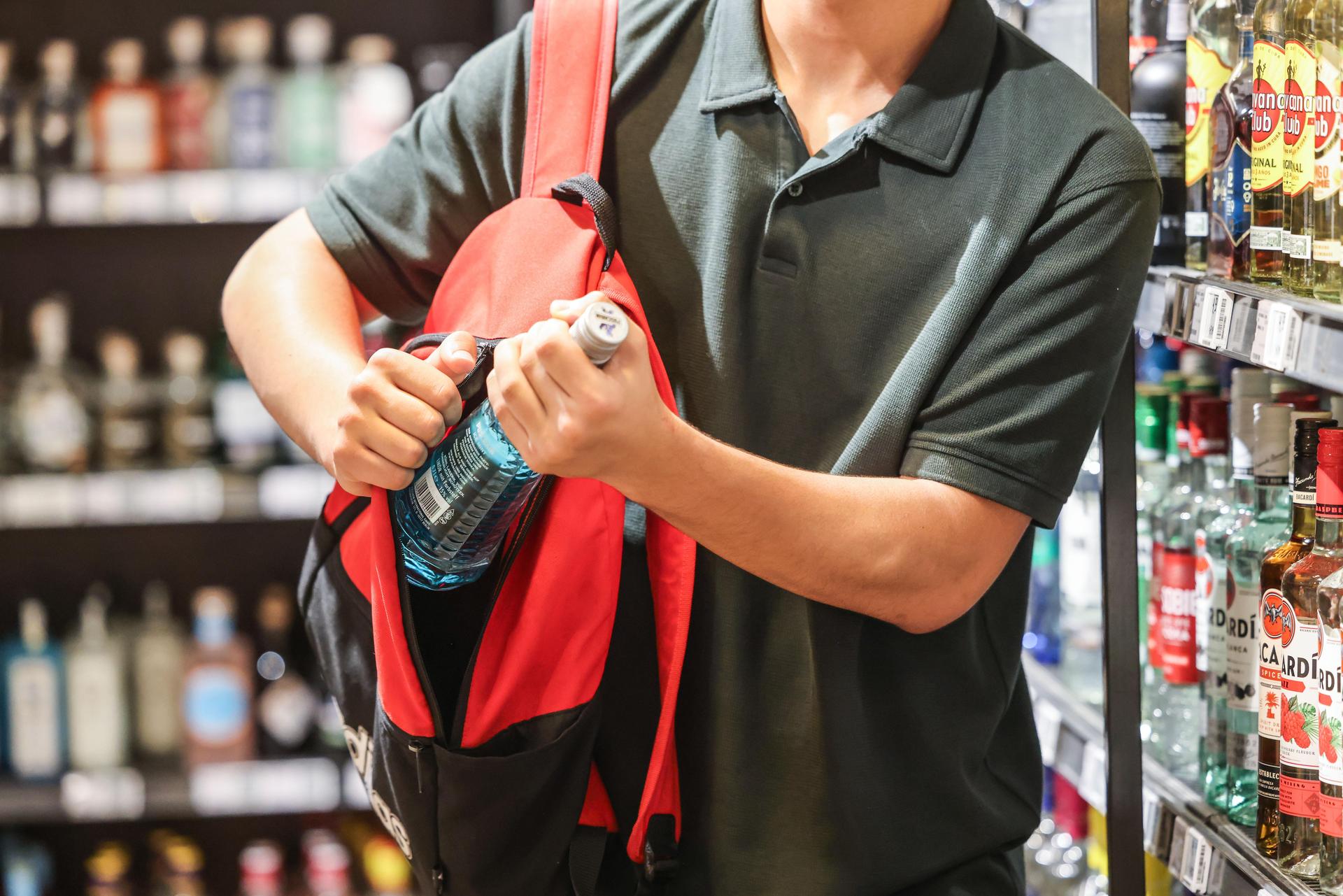 Ladendiebstahl in Schwandorf: Ein 16-Jähriger soll elf Dosen mit Energiegetränken in einem Discounter gestohlen haben. (Symbolbild: Oliver Berg)
