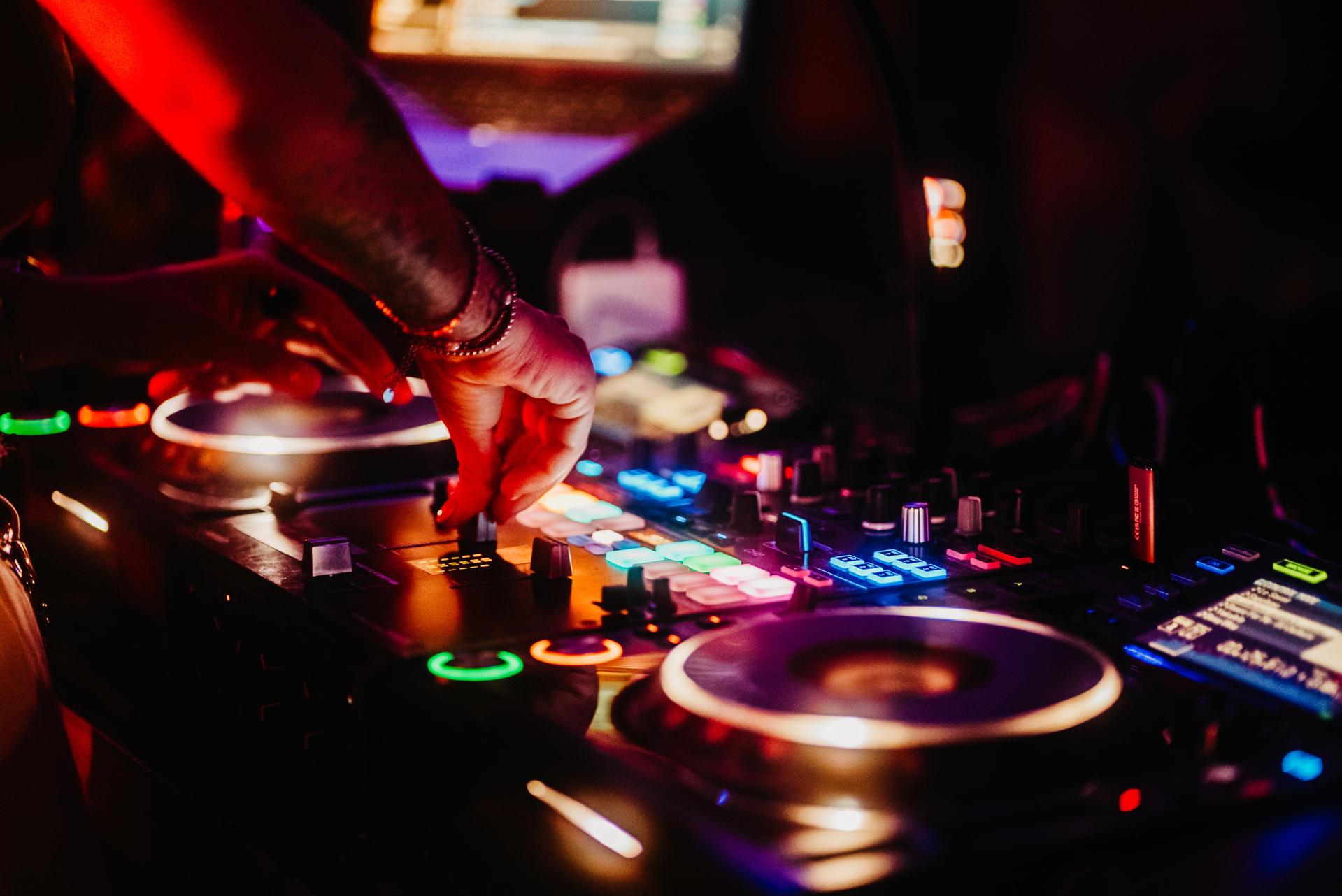 Im Casino Saal sorgte DJane Lil Ma für gute Stimmung. (Bild: Mario Donhauser)