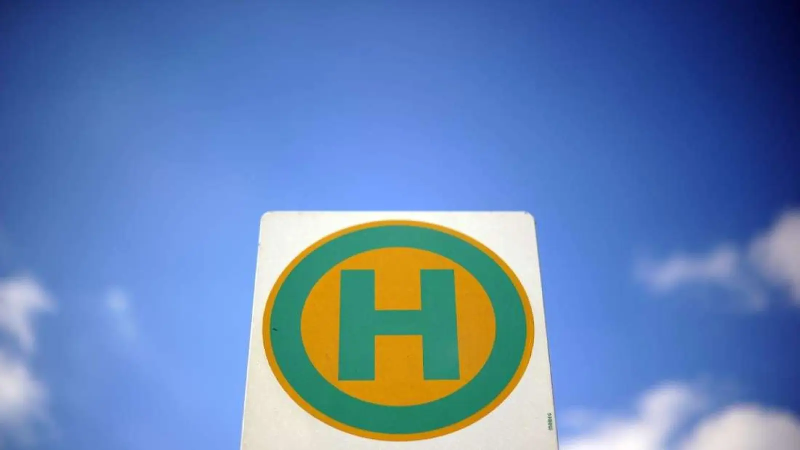 Vom 20. bis 23. Juli ist der Buslinienverkehr in Großalbershof wegen einer Straßensperrung eingeschränkt.  (Symbolbild: © picture alliance / dpa / Daniel Reinhardt)