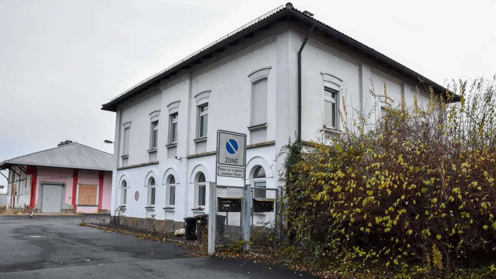 Das Gebäude in der Schlachthausstraße 55 in Amberg gehört zu dem Areal, das von den Blockhelden zum Bau einer Boulderhalle erworben wurde. Das Wohnhaus wird jetzt verkauft. (Bild: Stephan Huber)