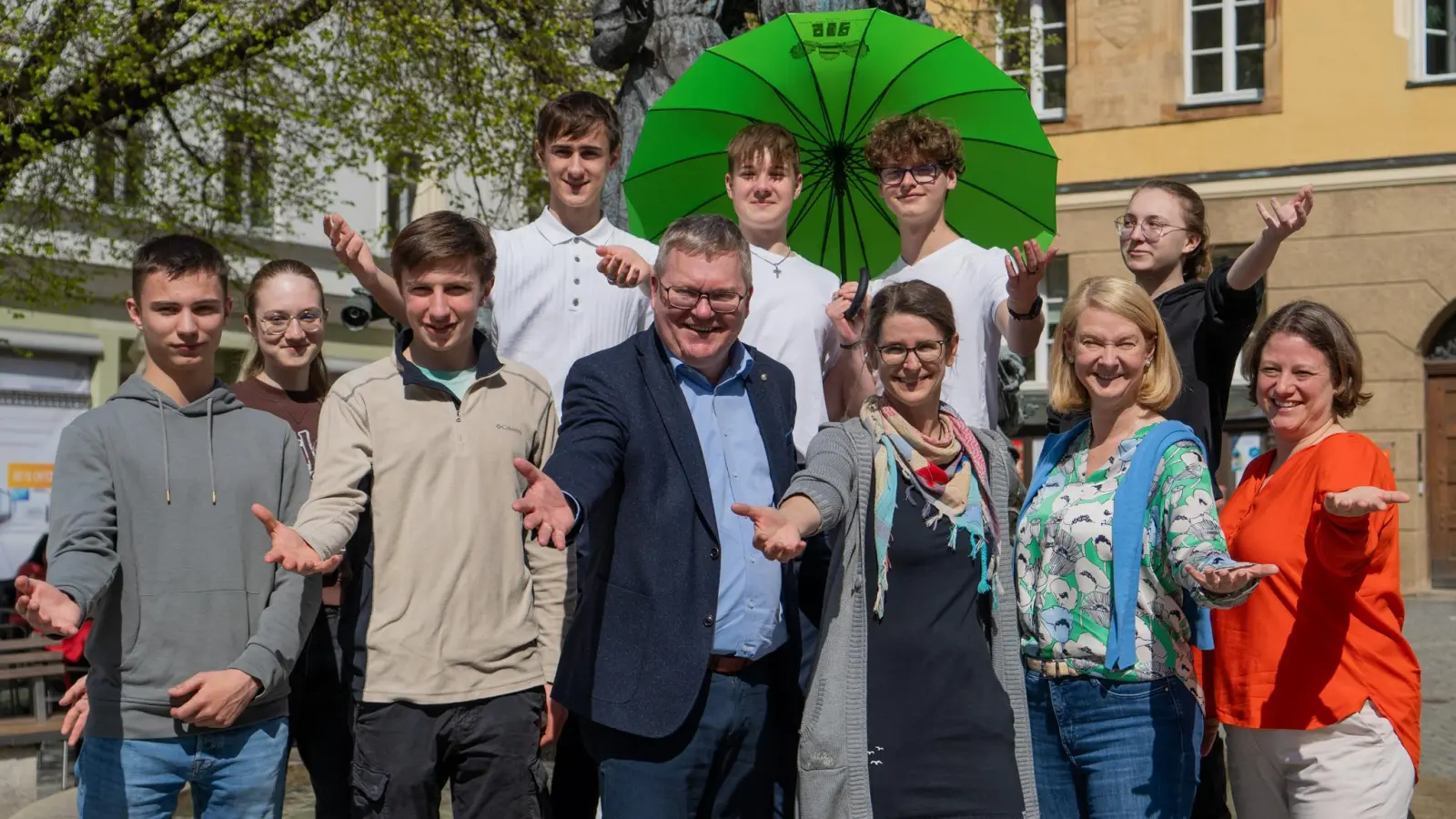 Theatertage-Schirmherr Michael Cerny (Mitte) mit den Schüler*innen des P-Seminars Öffentlichkeitsarbeit. (Bild: knz)