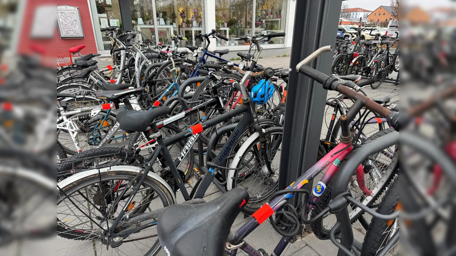 Komplett „zugeparkt” präsentierte sich zuletzt der überdachte Fahrradabstellplatz vor dem Bahnhof in Amberg. Inzwischen hat die Stadt hier neonrote Banderolen an Rädern angebracht, die hier schon wochenlang stehen: Sie werden Mitte April entfernt. (Bild: Heike Unger)