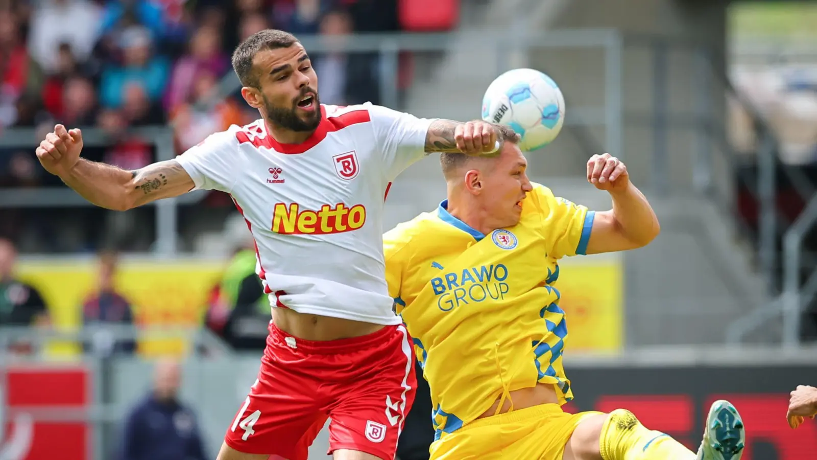 Der Regensburger Robin Ziegele (l) kämpft mit dem Braunschweiger Julian Baas um den Ball. (Bild: Daniel Karmann/dpa)