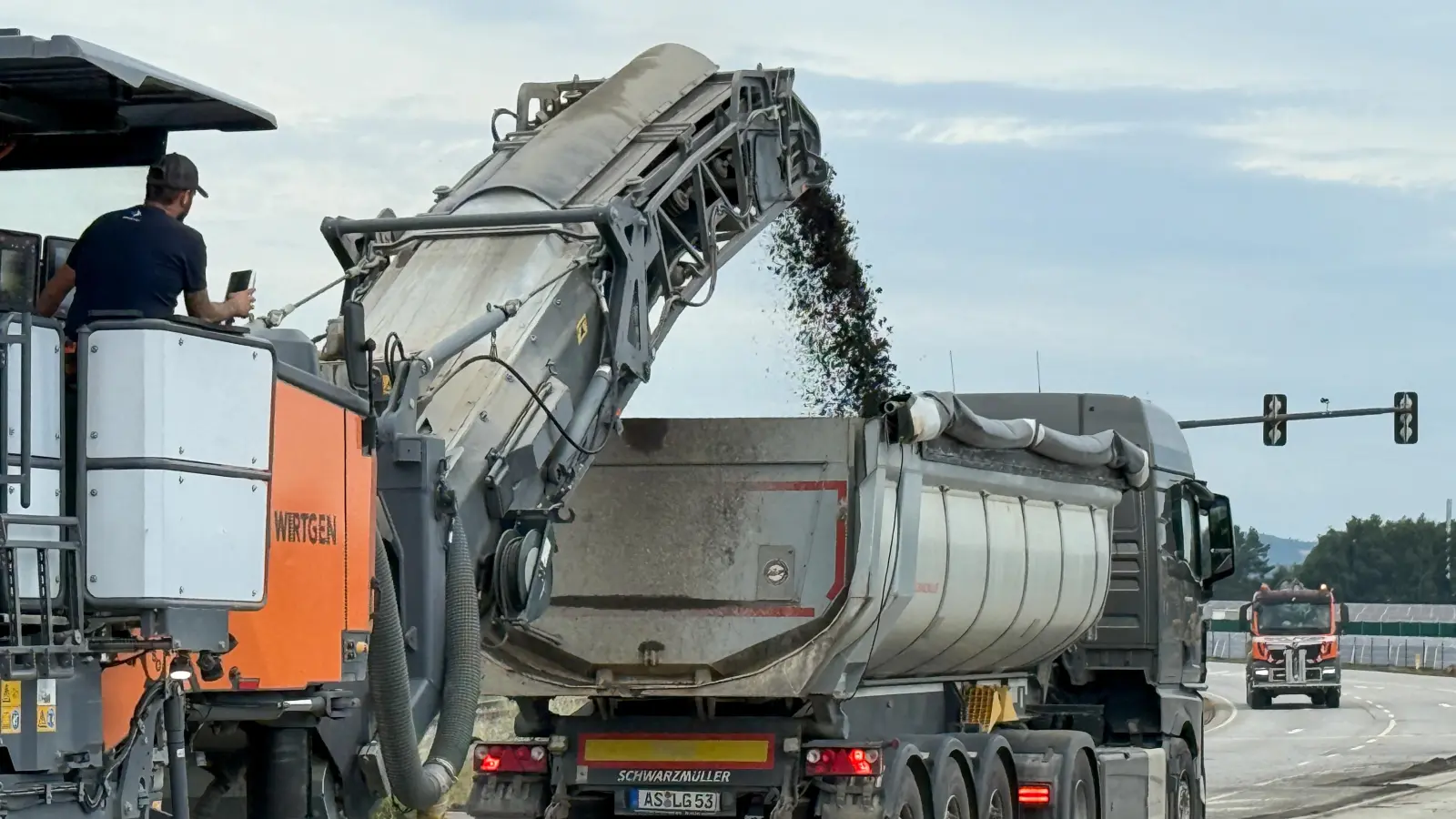 Die Sanierung der B299 schreitet voran - der gesperrte Abschnitt der Bundesstraße verlagert sich in den Bereich Ursulapoppenricht. (Archivbild: Petra Hartl)