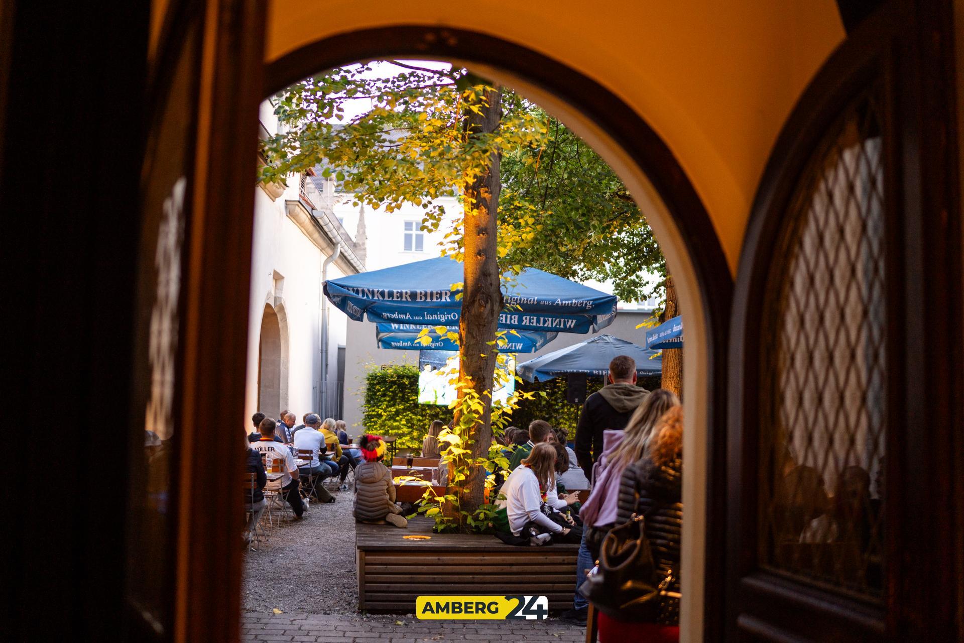 Beim Public Viewing in Amberg war schon ein bissl was los. So habt ihr den Sieg der Deutschen verfolgt. (Bild: Fotografie Lako)