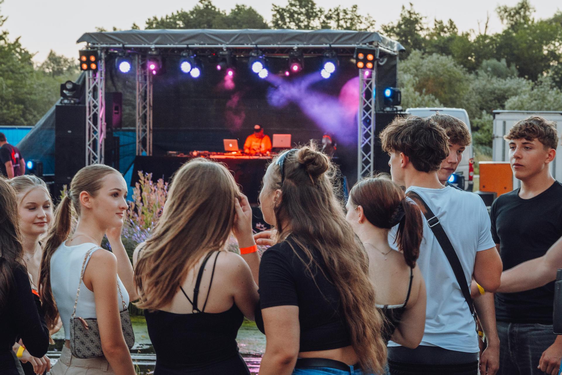 Shisha, Drinks und guter Hip-Hop. So war's am Hip-Hop BBQ in Amberg.  (Bild: Denise Helmschrott)