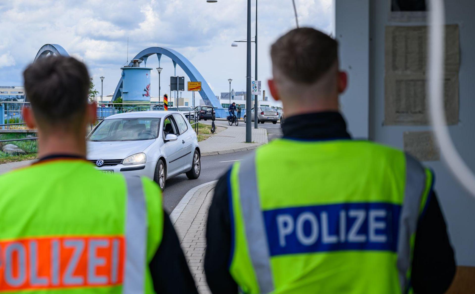 Den Ermittlungsbehörden ist ein Schlag gegen Schleuser gelungen. (Symbolbild: Patrick Pleul/dpa)