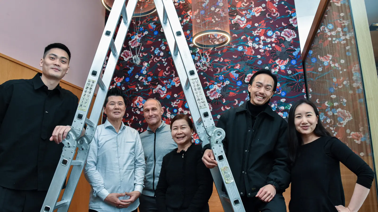 Das Team (von links), das neben gehobener asiatischer Küche auch Geselligkeit und Langlebigkeit verspricht: Geschäftsführer Tuan Ngo, Itamae Atsukito Suzuki, Innenarchitekt Peter Schieder, Lyly Ngyen, Teamleitung Nam Ngyen und Pressebeauftragte Nganguyen Ngyen. (Bild: Stephan Huber)