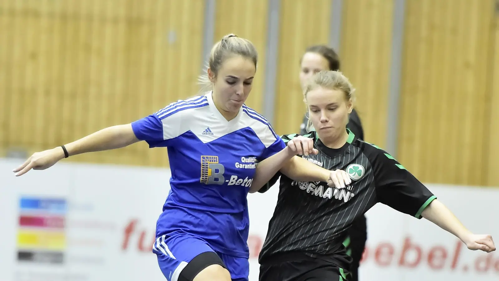 Beim Medifit-Cup des TSV Theuern sind auch der SV 08 Auerbach (blaue Trikots) und die SpVgg Greuther Fürth wieder am Start. (Archivbild: Hubert Ziegler)