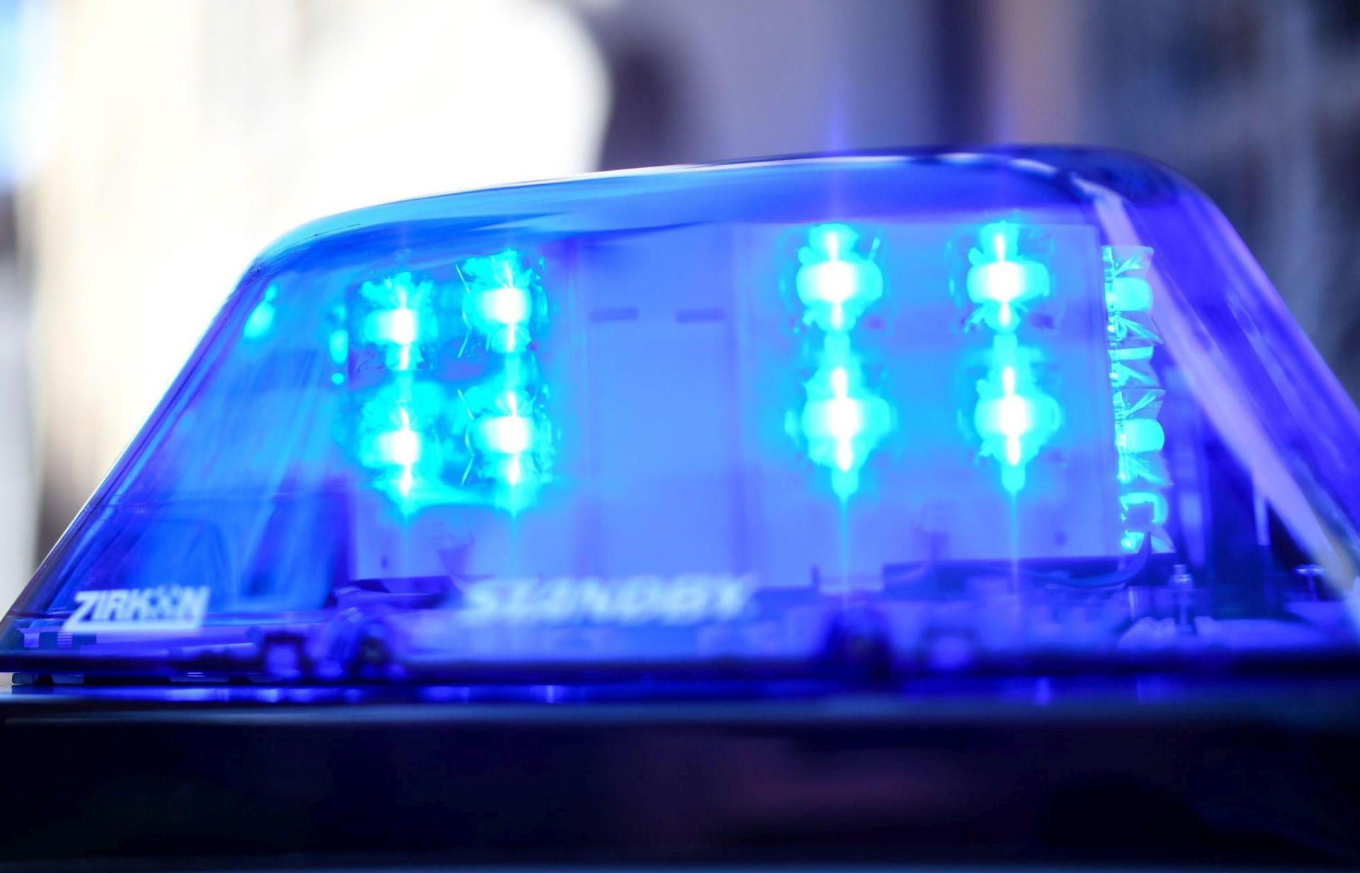 Ein 20-Jähriger muss sich verantworten, weil er sein Auto, das Öl verlor, in einer Wiese abgestellt hat.  (Bild: Patrick Seeger/dpa)