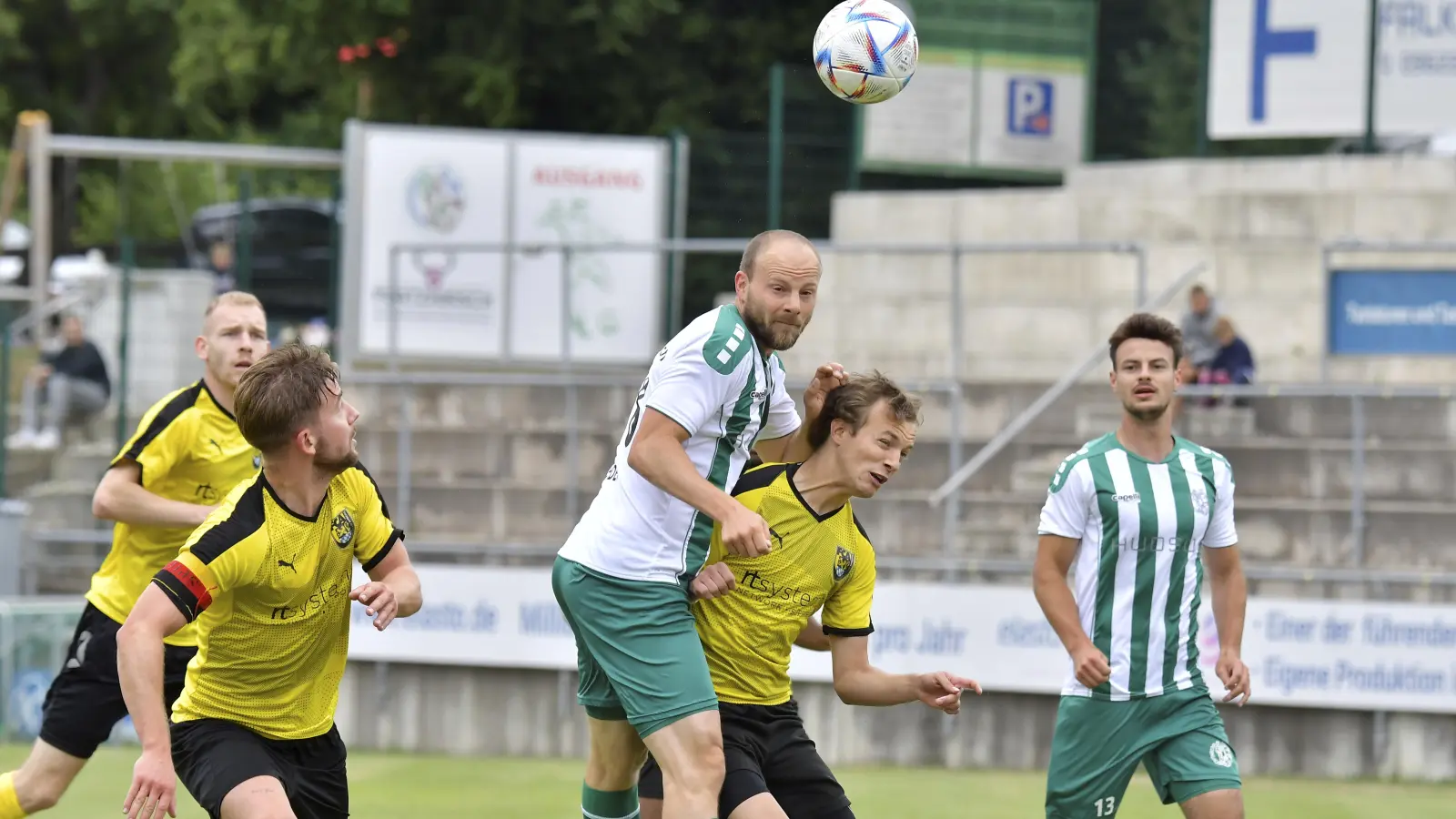 Noah Majdic (Zweiter von rechts) vom FC Amberg will in dieser Szene Friedrich Lieder (Mitte) am Kopfball hindern. Zur kommenden Saison wird Lieder wieder das gelbe Trikot überstreifen.<br> (Bild: Hubert Ziegler)