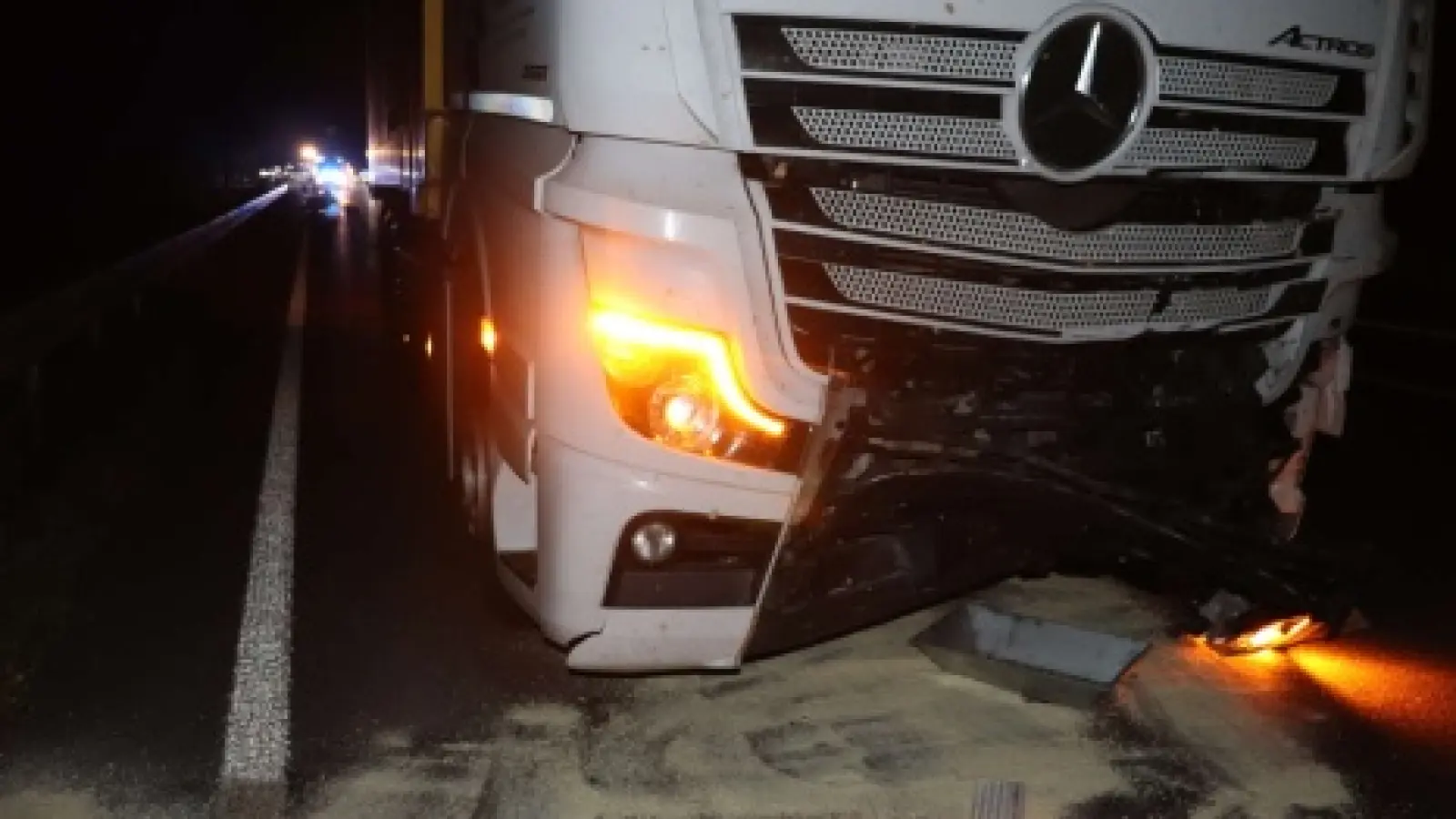 Ein Lastwagenfahrer erkannte das verunfallte Auto auf der A93 zu spät und krachte gegen das Wrack. (Bild: Autobahnpolizeistation Schwandorf/exb)