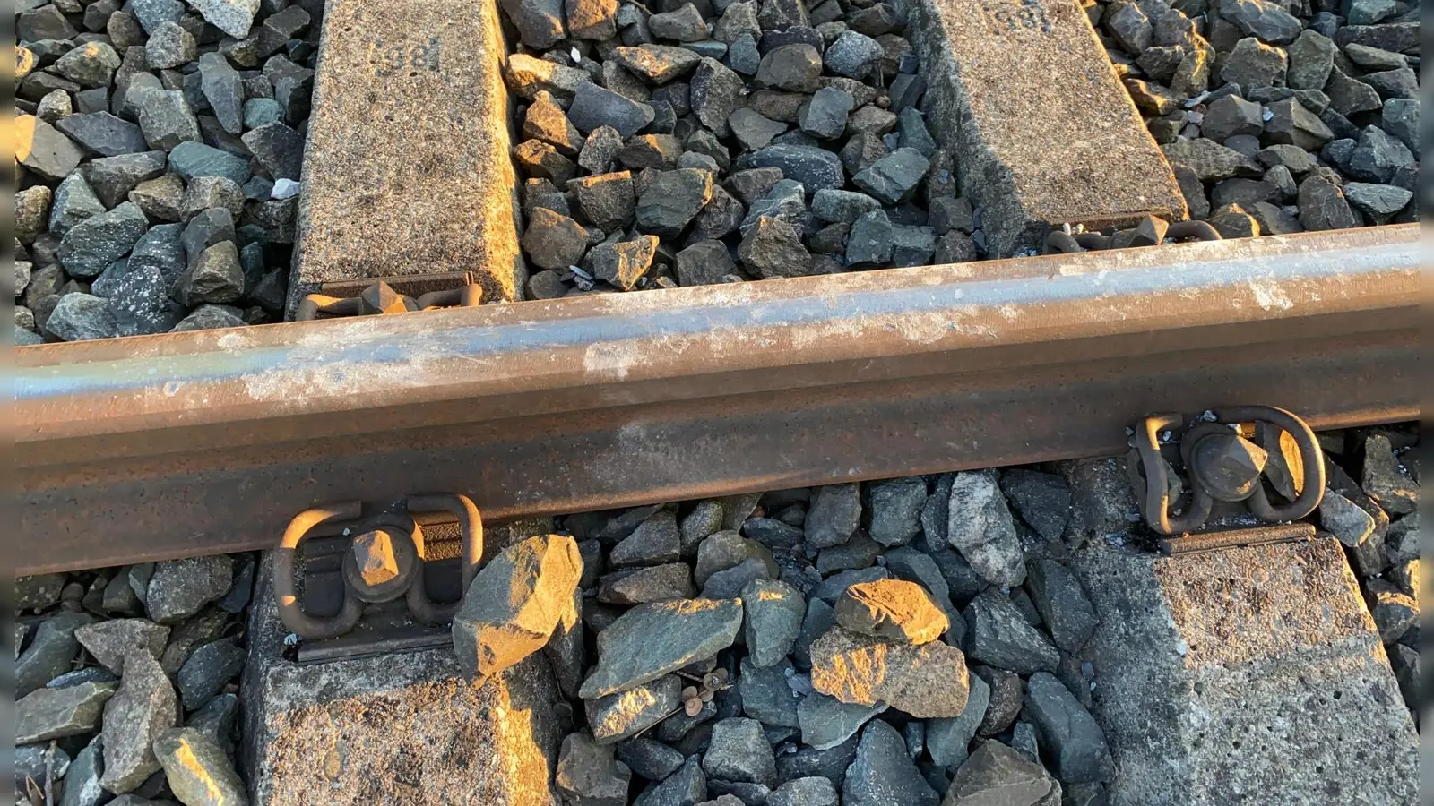 Kratzspuren an den Schienen zeigen, wo der Zug über die Schottersteine bei Kümmersbruck gefahren ist.  (Bild: Bundespolizei)
