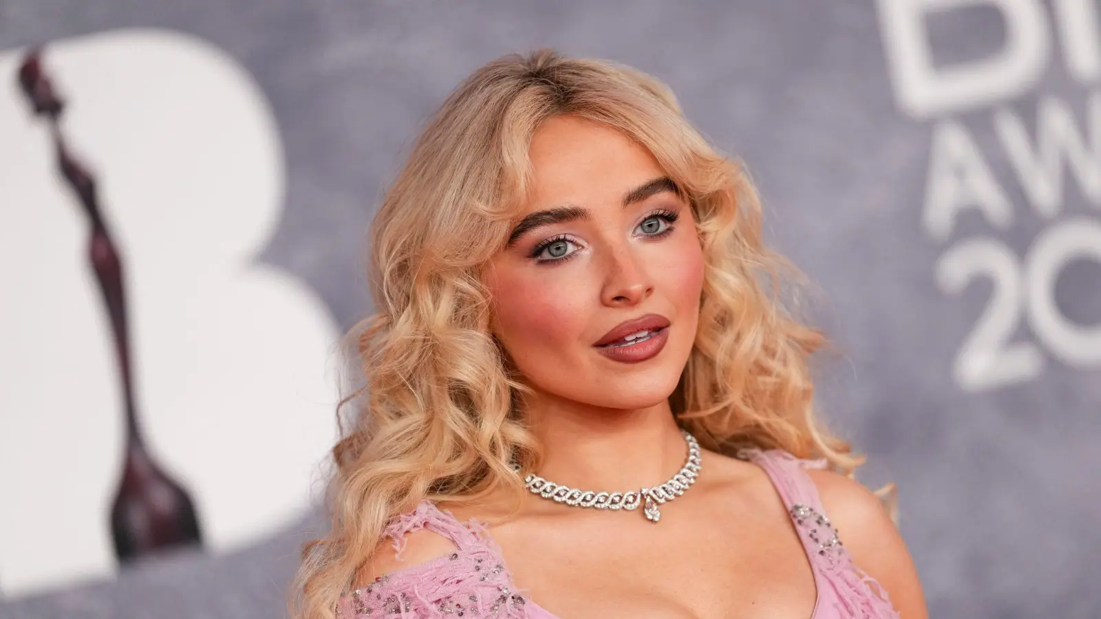 Popstar Sabrina Carpenter ist in dieser Woche mit dem Album „Man's Best Friend“ neu eingestiegen auf die Eins. (Archivbild) (Bild: Scott A Garfitt/Invision/dpa)