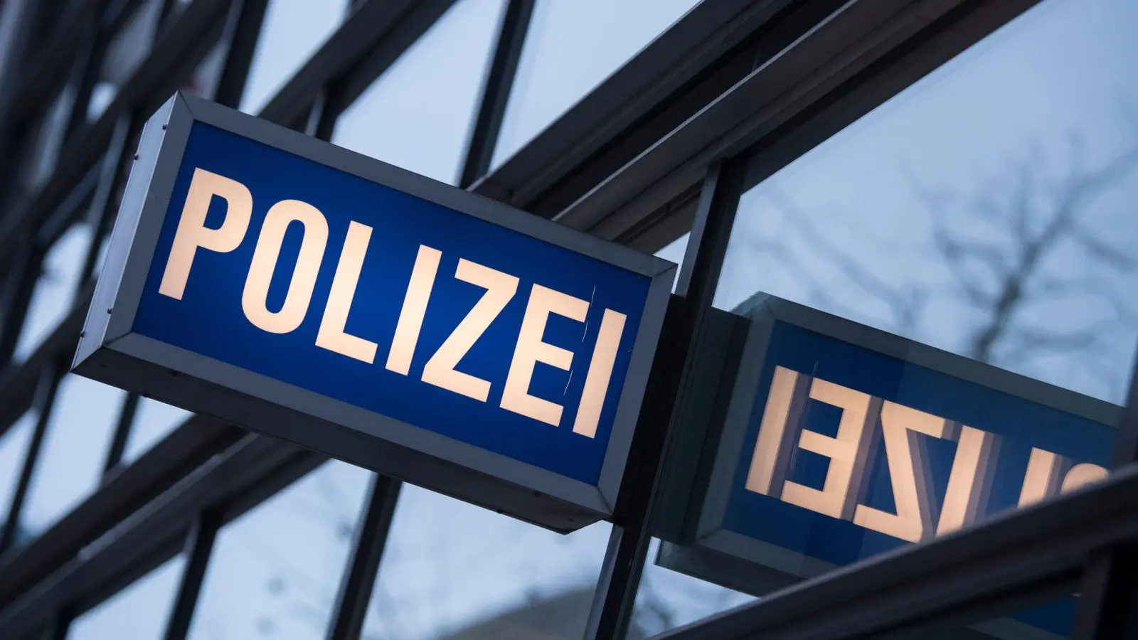 Der Schriftzug „Polizei” am 1. Polizeirevier auf der Zeil. (Bild: Boris Roessler/dpa)