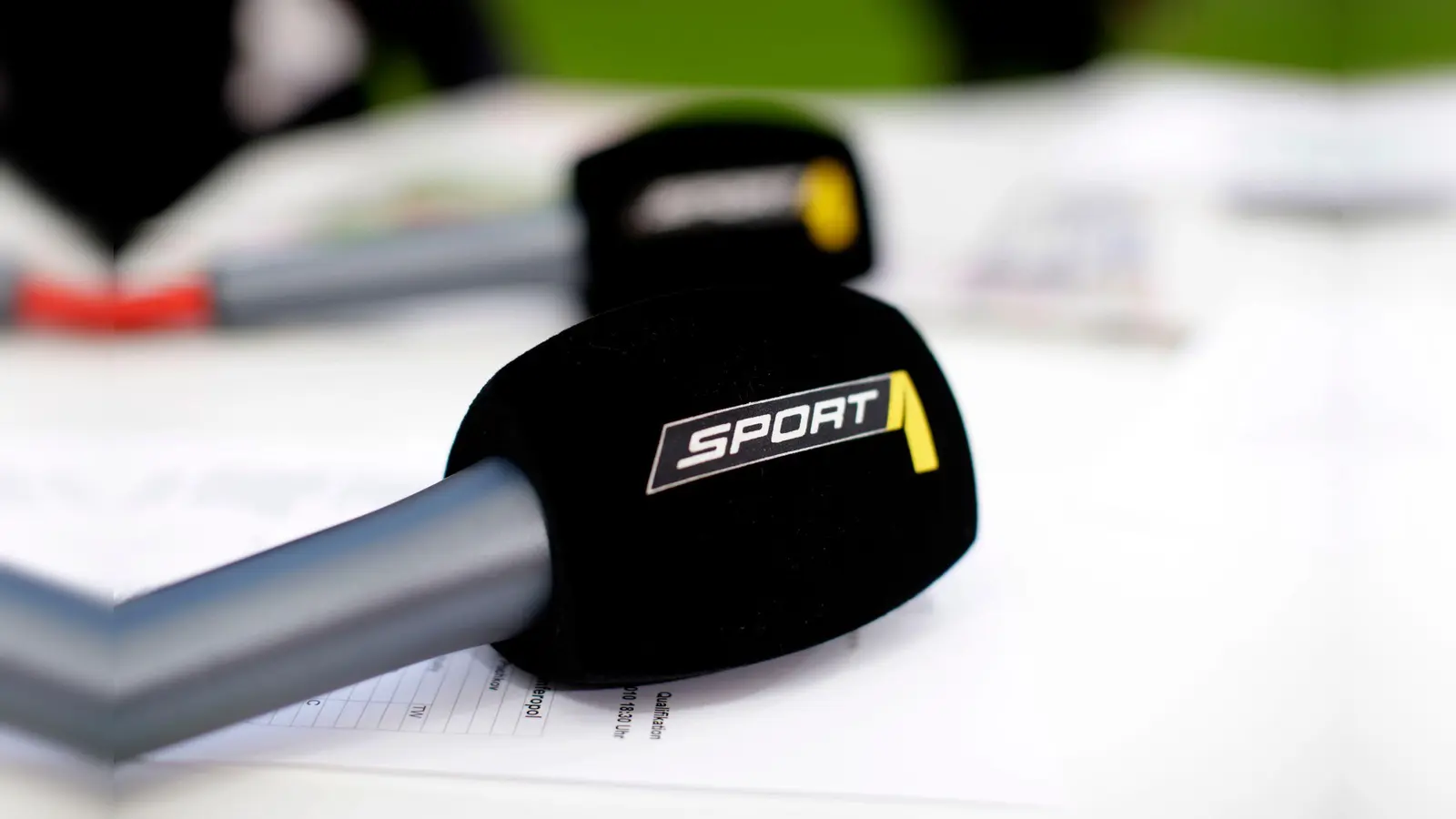 Sport1 hat sein Nachtprogramm umgestellt. Dort sollen künftig keine „Sexy Clips“ mehr laufen. (Bild: picture alliance / dpa)