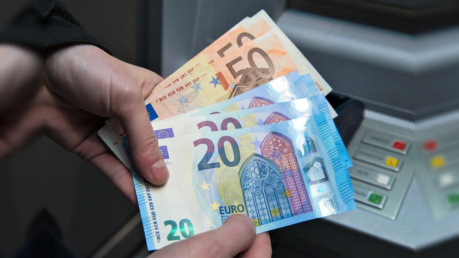 Mit einer gestohlenen Bankkarte wurde in Amberg Geld von einem Automaten abgehoben. Die Polizei glaubt, den Dieb ermitteln zu können. (Symbolbild: Silas Stein/dpa)